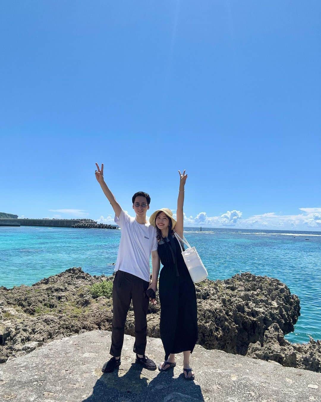 katomari. カトマリのインスタグラム：「宮古島投稿ラスト〜🌺  好きな景色、場所、食べ物詰め込みました🫰🏻 いつも旦那さんが色々調べてくれるので 私は本当にぼけーっとしているだけ😂 (どうしても行きたいところだけ強めに伝えるスタイル。笑)  沖縄は毎年行ってたけど、 コロナの流行とかお互いの仕事の都合で ここ数年行けてなかったので 久々の沖縄ものすごくリフレッシュ😮‍💨  高校が同じで、高2で同じクラスだった時に 修学旅行が沖縄だったので 沖縄には思い入れもあり、、🌴 (その時は仲良くなかったけど笑) 思い出の地なので何度でも来たい！ 島の魅力も知ったので島も開拓したい🏖 また来年も来られますように！  たくさんお付き合いいただきありがとうございました♡ 宮古島行く予定ある方いたら 参考にしてもらえたら嬉しいです🫶🏻  #宮古島旅行 #宮古島 #沖縄コーデ  #沖縄旅行 #夏コーデ #キャップコーデ #ワンピースコーデ #キャミワンピ #キャミワンピース #旅行コーデ」