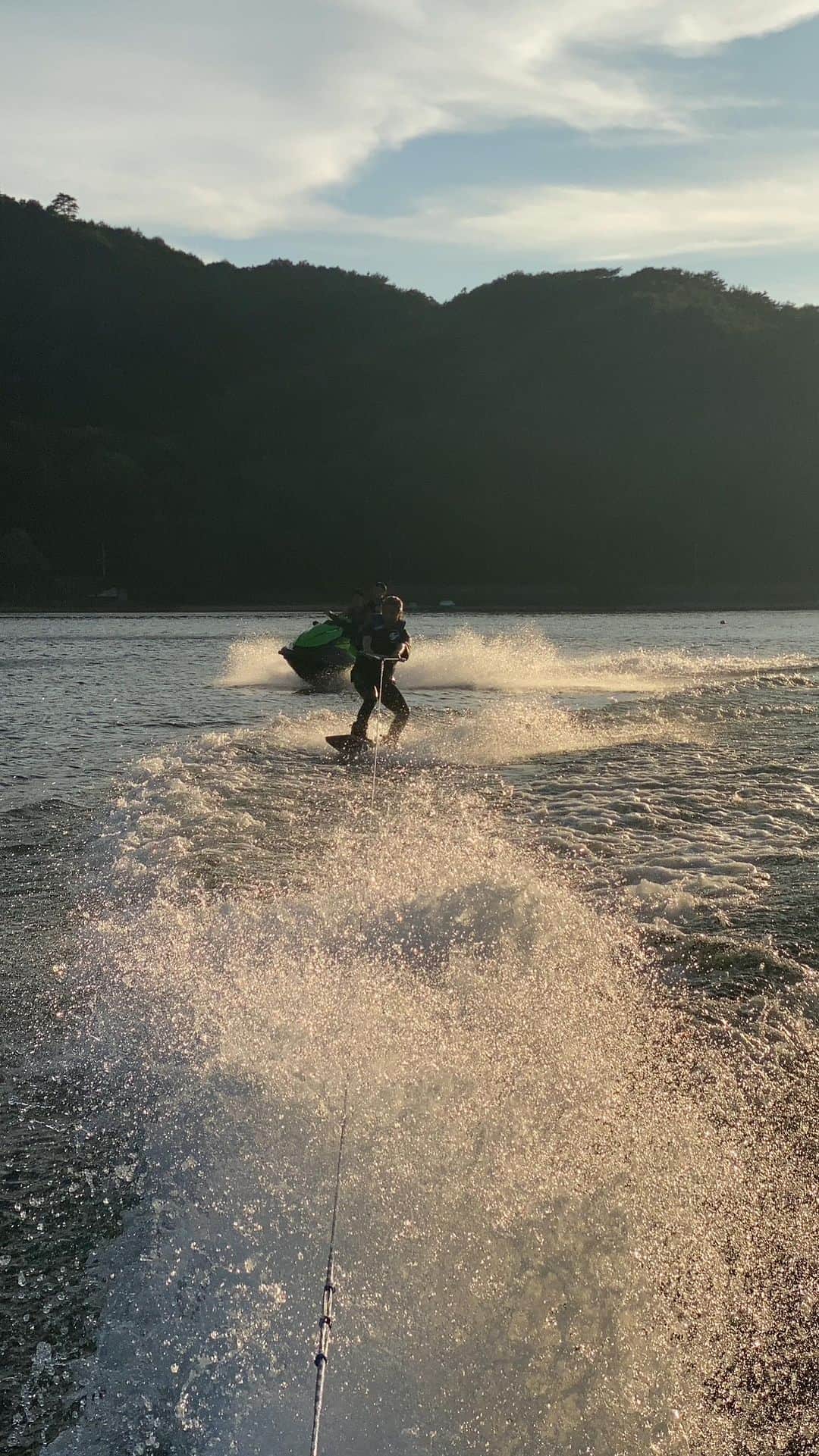 MAYUのインスタグラム：「wakeboard🏄🏽‍♀️🌊☀️」