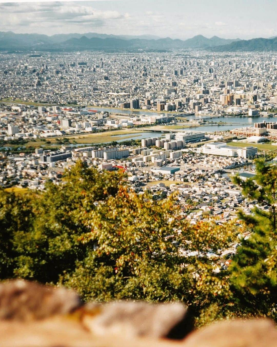 石川直樹のインスタグラム：「A view from #Yashima, #Takamatsu. 高松で毎年開催している#フォトアーキペラゴ写真学校 第9期生の募集が始まっています。申し込みの締切は9月10日（日）。1年で全10回の講座です。 写真学校も9年目を迎え、地味な歩みながら、少しずつ地元に定着してきました。全国から受講生が来ていて、過去の受講生を含めると、北は東北、南は沖縄から来てくれた方も。 講座の流れに関しては、上の写真をめくってみてください。写真経験不問、超初心者から写真を仕事にしているプロの方まで、全国の皆さんのご応募、お待ちしています！ （申し込み詳細はリンク先NEWS欄、ストーリーにて） @photoarchipelago」