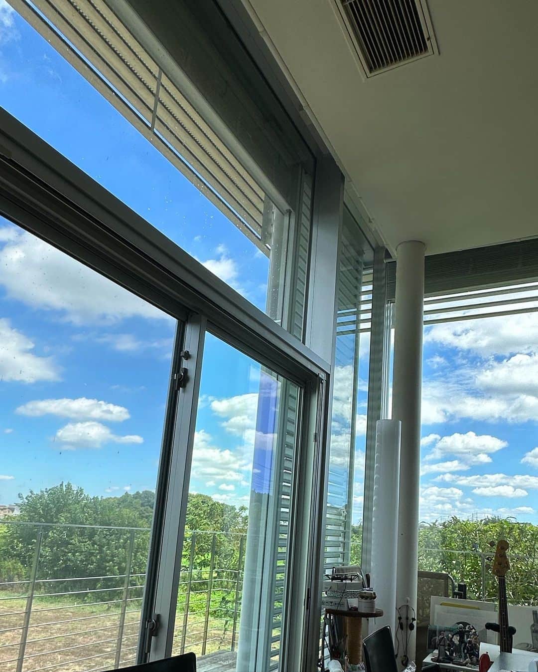 二ノ宮知子さんのインスタグラム写真 - (二ノ宮知子Instagram)「旦那が窓の高圧洗浄をしている。 楽しそう。 いい天気だし。 私は一歩も外に出ずに仕事。」9月5日 12時22分 - tomokoninomiyaa