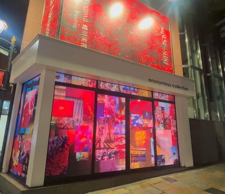 蜷川実花のインスタグラム：「本日9月5日より、ZeroBase神宮前にて「蜷川実花作品展」を9/18までやります❕  どんだけ展覧会やんのよ？ってはなしですがw 今回もまた新しいことやってます❤️ 小さなスペースですが、表参道沿いのかなり目立つ場所です。 昼と夜で見え方が全然違うので是非見に行ってみて。 新作見ていただけます。 入場無料です。  原宿のラフォーレのとこの交差点の近く キディランドの並びで原宿側だよー😊  会期：2023年9月5〜18日  会場：ZeroBase神宮前 東京都渋谷区神宮前6-4-1  My newest exhibition will be held at ZeroBase Jingumae from today, September 5 until September 18!   We are doing something new again this time: ❤️ It's a small space, but it's a very conspicuous place along Omotesando. It looks completely different in the daytime and at night, so please come and have a look.  Free admission. Near the Laforet intersection in Harajuku alongside Kiddy Land 😊.  Dates: September 5-18, 2023  Venue: ZeroBase Jingumae 6-4-1 Jingumae, Shibuya-ku, Tokyo」