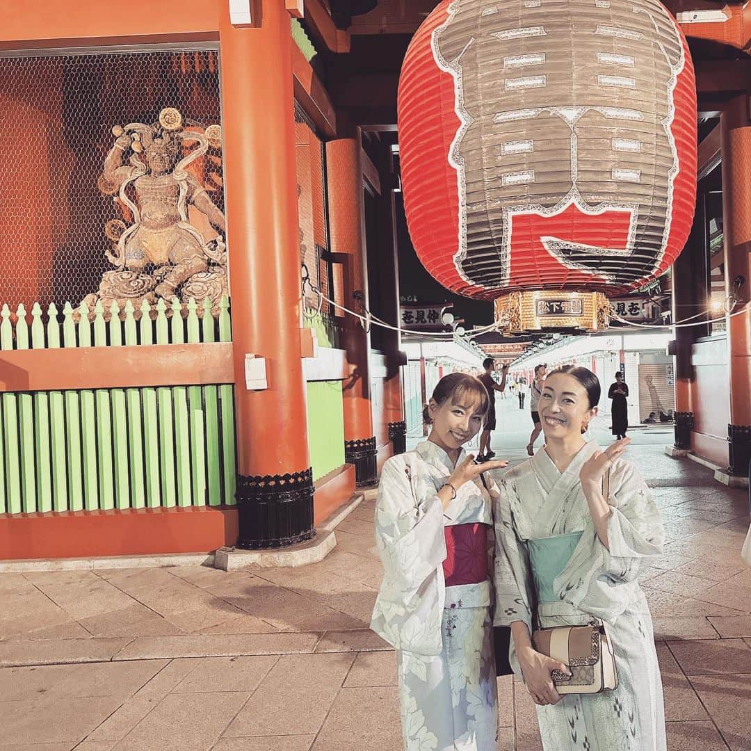 三ツ井裕美のインスタグラム：「Happy birthday ももちゃん🍑  まさか当日会える事になると思ってなかったので、とてつもなく急遽でしたが（笑）浅草行ってきました！  お店は閉まった後だったので全然やってなかったけど、夜の浅草も雰囲気があって素敵なのですね✨✨  いつもダンスに全力で向き合っていて、生徒さんや周りの人達をとっても大事にしていて、私のどうでも良い話にも沢山付き合ってくれるももちゃん🥰  また素敵な1年になるといいね👍🏻 改めておめでとう🎂✨✨  ちなみに私は20年振りの浴衣でございました👘 年に一度ぐらい着る日があってもいいね😌  ももちゃんに着付けしていただきました🙏」