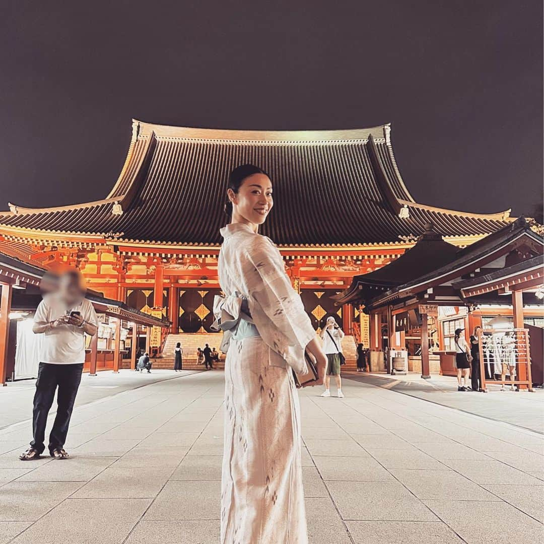 三ツ井裕美さんのインスタグラム写真 - (三ツ井裕美Instagram)「Happy birthday ももちゃん🍑  まさか当日会える事になると思ってなかったので、とてつもなく急遽でしたが（笑）浅草行ってきました！  お店は閉まった後だったので全然やってなかったけど、夜の浅草も雰囲気があって素敵なのですね✨✨  いつもダンスに全力で向き合っていて、生徒さんや周りの人達をとっても大事にしていて、私のどうでも良い話にも沢山付き合ってくれるももちゃん🥰  また素敵な1年になるといいね👍🏻 改めておめでとう🎂✨✨  ちなみに私は20年振りの浴衣でございました👘 年に一度ぐらい着る日があってもいいね😌  ももちゃんに着付けしていただきました🙏」9月5日 12時33分 - hiromi__km