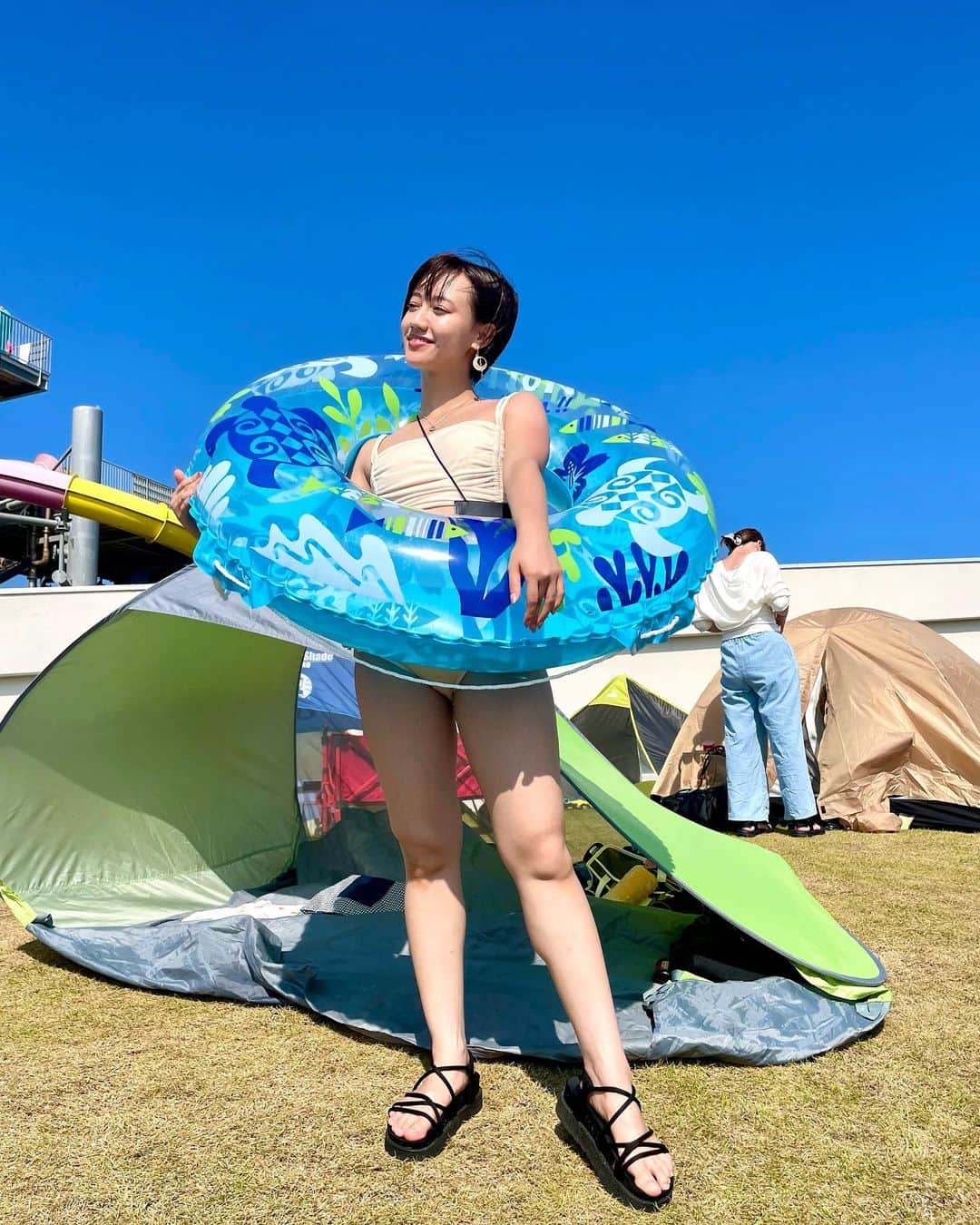 邑菜のインスタグラム：「☀️🏖️ ･ ･ 🆕👙 脇腹のきゃんわいいリボンが映ってなーい！！ 常半目なの何。  #水着 #夏 #プール #骨格ウェーブ」