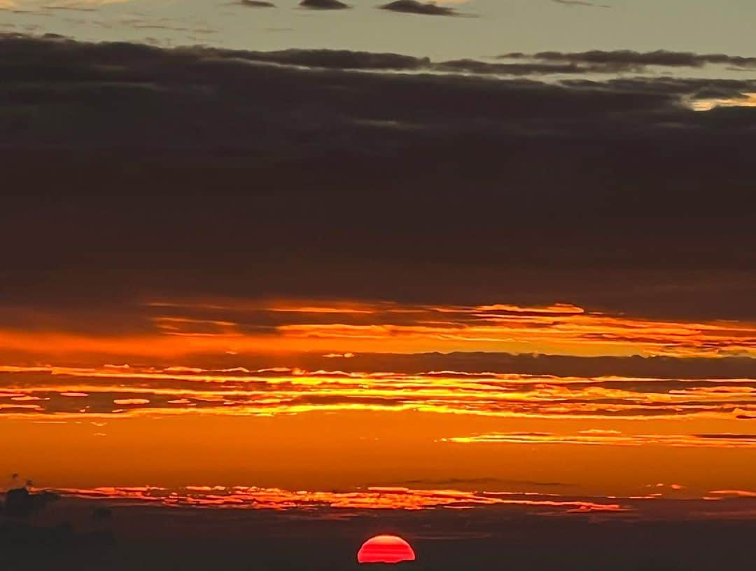 島崎直也さんのインスタグラム写真 - (島崎直也Instagram)「妻の誕生日(9月2日)は夕日がとても綺麗でした。  立山の夕日です。」9月5日 12時36分 - naoyaman01