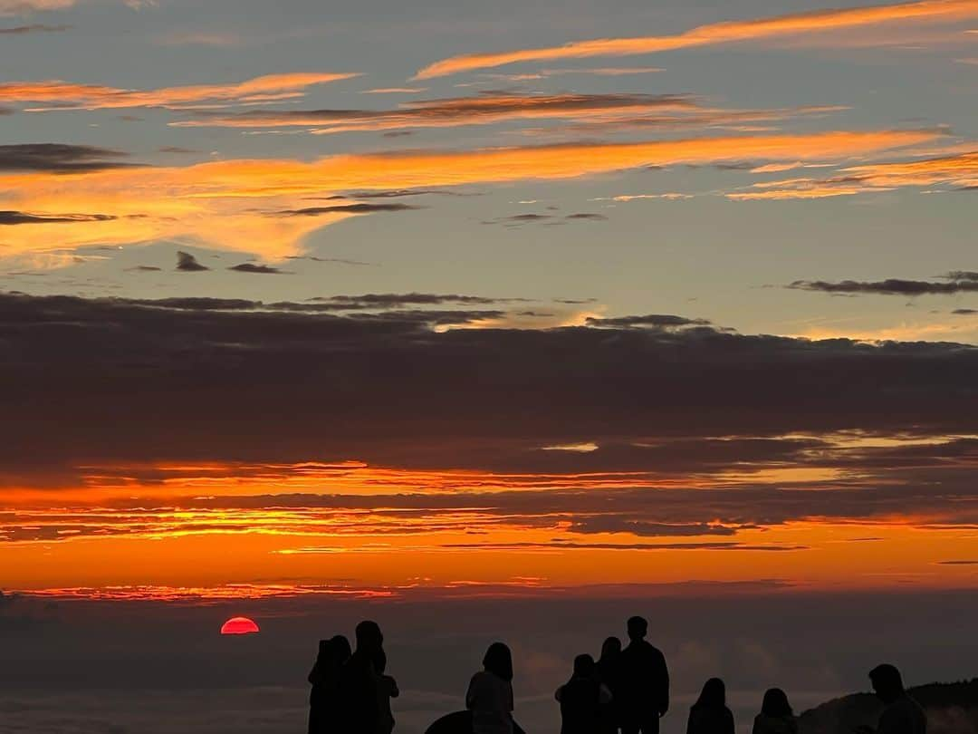 島崎直也のインスタグラム：「妻の誕生日(9月2日)は夕日がとても綺麗でした。  立山の夕日です。」