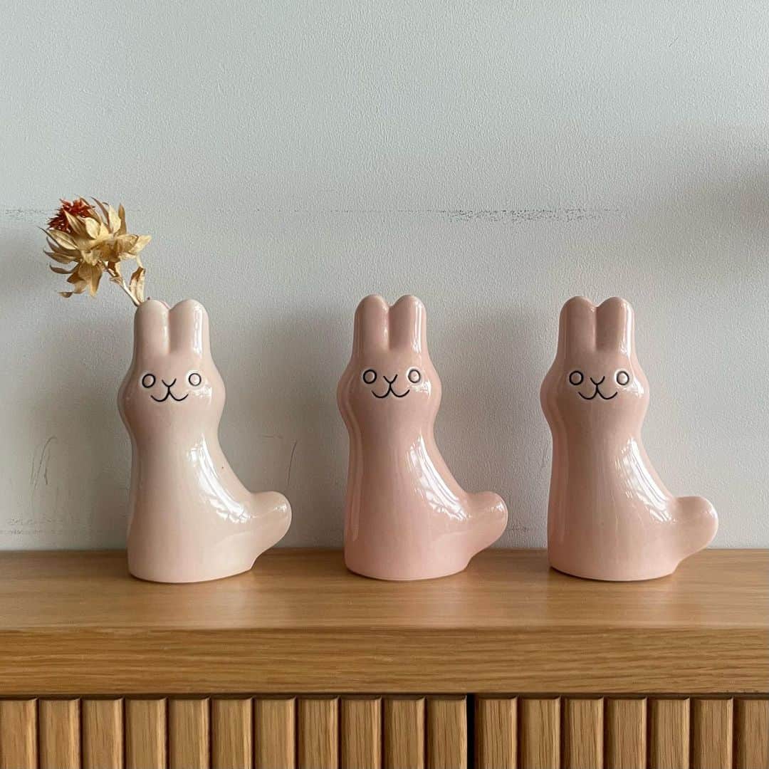 フリーデザインさんのインスタグラム写真 - (フリーデザインInstagram)「【実店舗のお知らせ】 鹿児島睦さんデザインの「エンリトゥンヴァン／En Liten Van」に、ウサギの限定カラーが仲間入りしました。 スウェーデン語で「小さな友達」という意味がぴったりの動物モチーフの花器。 今年の干支「卯」に向けて特別に製作されたピンクのウサギは、見れば見るほど愛おしさが増してきます。  花や緑を生けると頭から植物が生えているような佇まいは、ついクスッと笑ってしまう癒しの存在になってくれるはず。 花器としてはもちろん、そのままオブジェとしてもお楽しみいただけます。 鹿児島睦さんデザインのハンカチもセットになっているので、ギフトにもぴったりです。  店頭ではほかにもリスやキツネ、トリなど多数展開しています。 是非「小さな友達」に会いに来てくださいね！  【取扱店舗】 吉祥寺店  #鹿児島睦 #makotokagoshima #keramikstudion #enlitenvan #エンリトゥンヴァン #動物モチーフ #うさぎモチーフ #ウサギモチーフ #一輪挿しの花瓶 #一輪挿しが好き #一輪挿しを日常に #リサラーソン #lisalarson #北欧好き #北欧生活 #北欧食器 #北欧雑貨 #北欧雑貨好き #北欧スタイル #花器 #フラワーベース #オブジェ #動物オブジェ #グスタフスベリ  #フリーデザイン #freedesign_jp #kichijoji #吉祥寺雑貨屋 #吉祥寺雑貨」9月5日 12時36分 - freedesign_jp