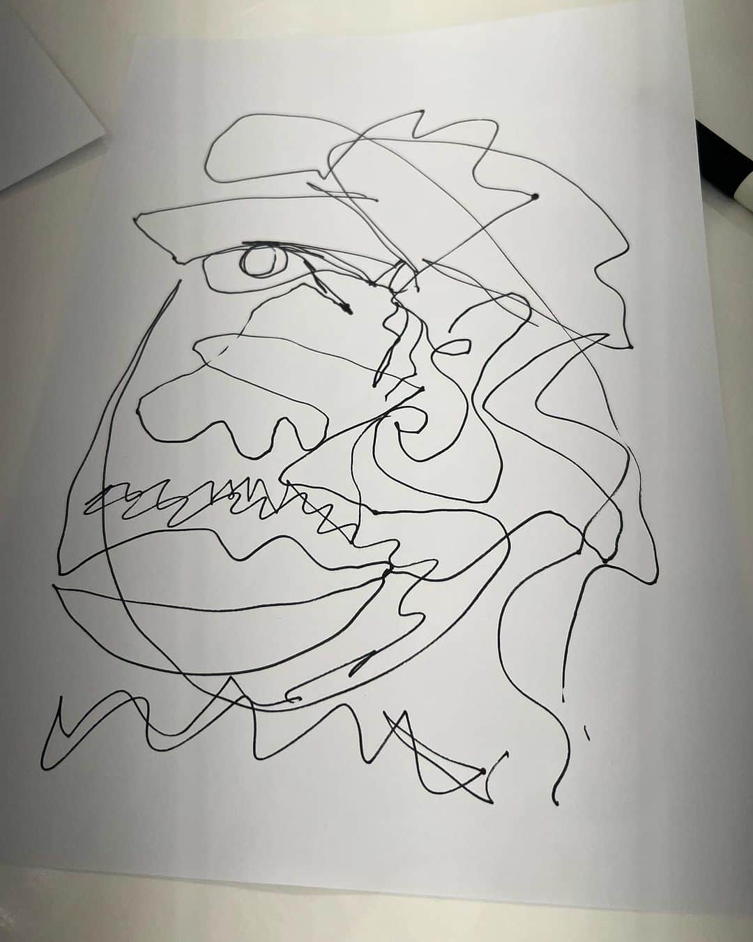 イ・ミヌのインスタグラム：「생애 첫 One Line Drawing🖊️ 저번주부터 그림을 그리기 시작했다~😊 초딩때 그림대회 많이 나가던 시절, 화가를 꿈꾸던 중딩시절, 그때의 순수함으로 돌아가 꾸준히 그려 볼테다~😏✨」