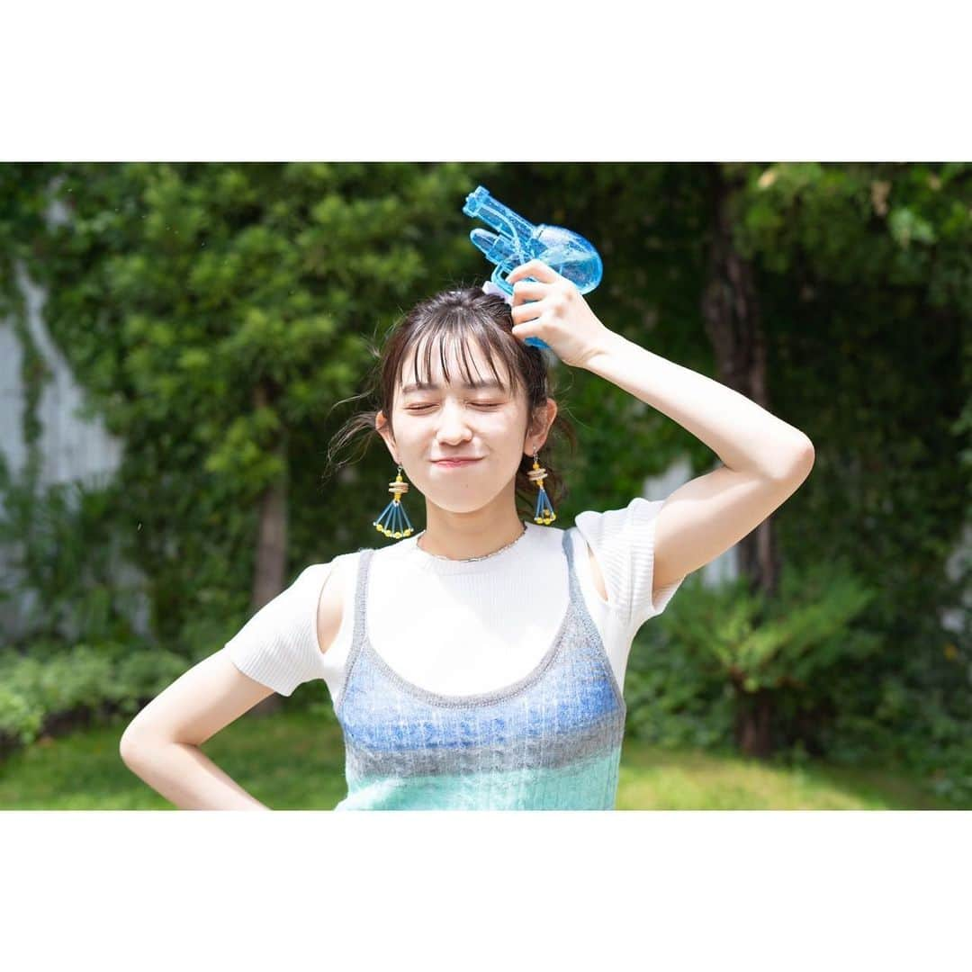 小泉遥香のインスタグラム：「￤𝓼𝓾𝓶𝓶𝓮𝓻…🩵  今日も暑くて溶けそう🫠🫠  オススメ夏曲教えて？👂  #夏 #サマーガール #ボーダー #モデル #アイドル #photo #model #idol #border #fashion #summer #ootd  #3枚目はどんな顔？」