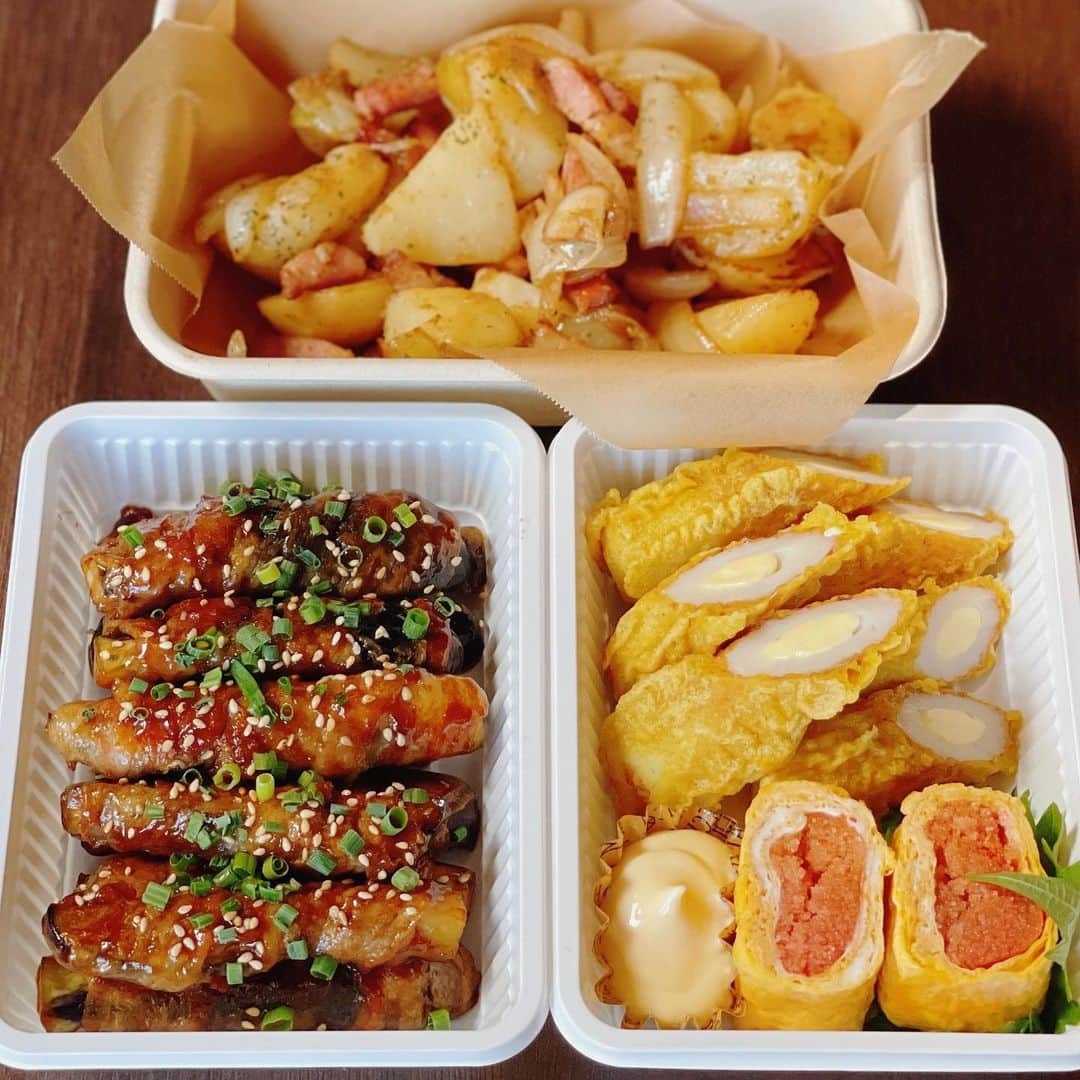 ゆうきのインスタグラム：「差し入れおかず😋 茄子の肉巻き照り焼きは、 仕上げにみりんを回して、 照りっ照りご飯が進む🍚  他は、 ジャーマンポテト チーズインちくわのカレー揚げ 明太子のだし巻き卵。  ✏︎レシピ⬇︎ 〜ナスの豚肉巻き照り焼き〜 【材料（3〜4人分）】 ・なす……3本 ・豚バラやロースのスライス……180g(長めのもの12枚) ・薄力粉……適量 ・サラダ油……小さじ2 ・みりん……小さじ1杯 a.酒……大さじ3杯 a.砂糖……小さじ1.5杯 a.オイスターソース……小さじ2杯 a.醤油……小さじ2杯 b.白ごま……適量 b.青ネギ……1本 → 小口切りにする  【作り方】 1. 茄子はヘタの部分を切り落とし、縦4等分に切り、軽く水にさらした後、水気を切る。  2. 茄子に豚バラスライス上から下まで巻き付けたら全体に薄力粉をまぶす。  3. 中火で温めたフライパンにサラダ油をひき、2を並べ、転がしながら焼いていく。表面に焼き色が付いたら、キッチンペーパーで余分な油を除く。  4. （a）を入れて蓋をし、弱めの中火にして5分ほど蒸す。蓋を開けてみりんを加え、火を強めて煮詰め、汁気がなくなり照りが出たら、器に盛り付け（b）をふりかけて完成。 ・ ・ ・  〜ジャーマンポテト〜 【材料（2人分）】 ・厚切りベーコン……70g → ひと口大に切る ・じゃがいも……2個 ・玉ねぎ……1/2個 → くし切りにする ・にんにく……1かけ → 芽を取りスライスする ・塩……適量 ・オリーブオイル……大さじ1杯 ・バター…….10g ・粗挽き黒胡椒……適量  【作り方】 1. じゃがいもは皮を剥いてひと口大に切り、茹でる。竹串がすっと入るまで柔らかくなったら、ザルにあけて、水気を切る。  2. 中火で温めたフライパンにオリーブオイルを入れて、にんにくと玉ねぎと入れ、塩をふって炒める。馴染んできたらベーコンを加えて炒め合わせる。  3. ベーコンに焼き色が付いてきたら、1とバターを加えて炒め合わせる。塩で味を整え、全体が馴染んできたら器に盛り付け、粗挽き黒胡椒をかけて完成。 ・ ・ ・  #おうちごはん#晩ごはん#夜ご飯#夕食#献立#レシピ#簡単レシピ#おうち居酒屋#おつまみ#マカロニメイト#差し入れ#フーディーテーブル #dinner#japanesefood#foodpic#おかず」