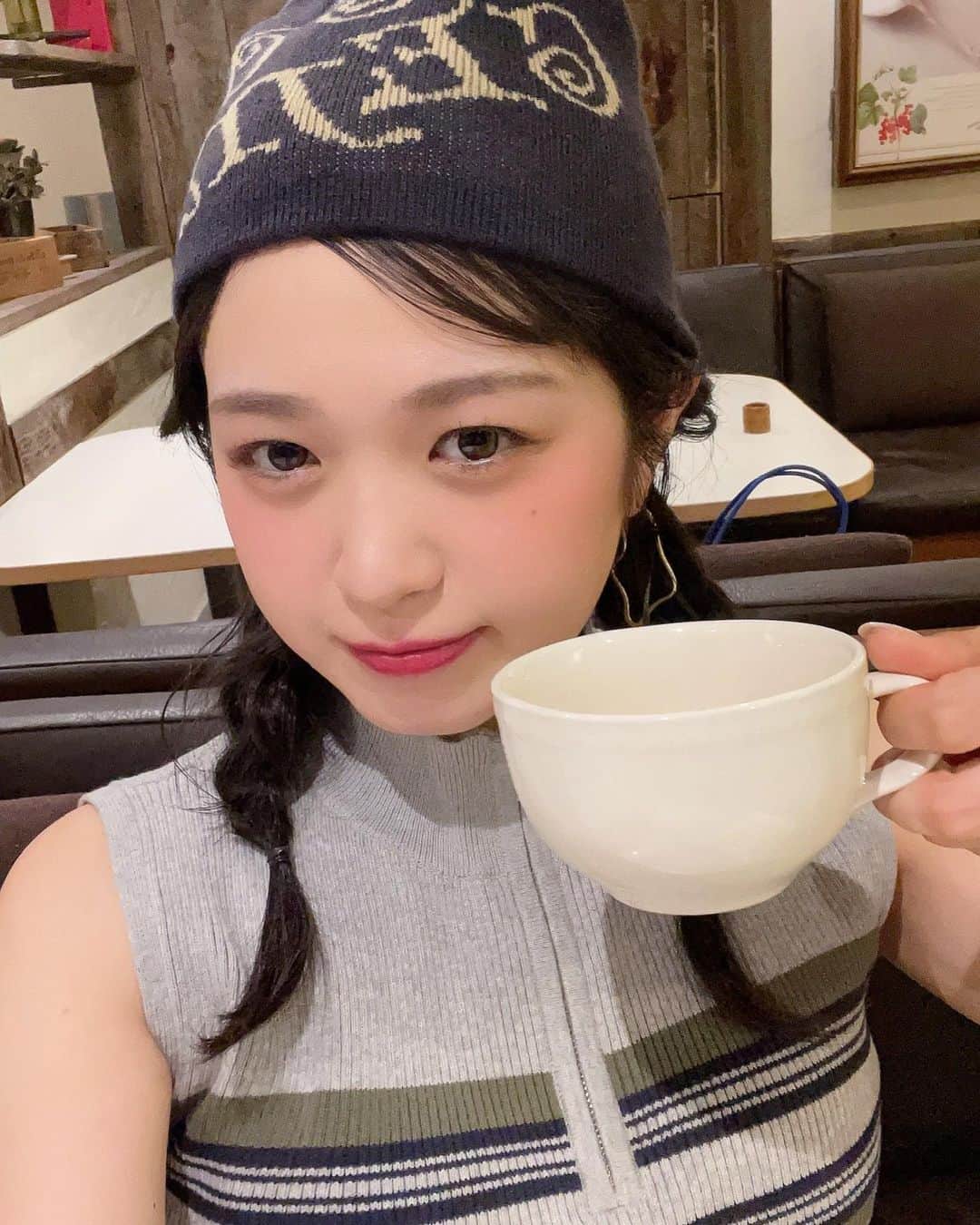 のインスタグラム：「「Spotlight」MV衣装！ LAGUA GEMさんに提供して頂きました！ ありがとうございます🔥  初めてのビーニー🙌ハーフジップが可愛い！ 三つ編みにしてスッキリ、クールにして頂きました✨  #名古屋parco #lauagem #spotlight」