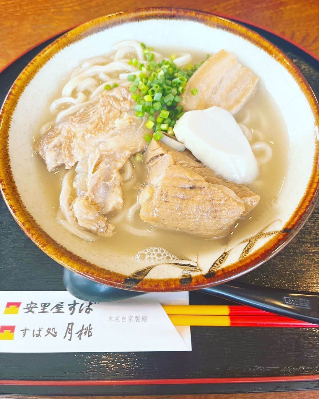 やまだひさしのインスタグラム：「ゲストの故郷で月桃を食べながら解禁情報告知！ 不思議な縁の巡り合わせ。 #やまだひさし #GACKT https://www.instagram.com/p/Cwy1TRGvuMt/」