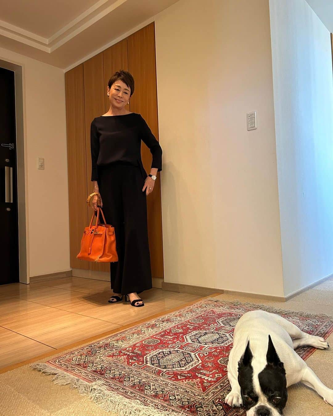 安藤優子さんのインスタグラム写真 - (安藤優子Instagram)「行ってきまーす。  本日はいろいろ仕事デー。  まずは東海テレビの取材を受けます。  シンプルなネイビーのセットアップで。  #エムフィル です。  お供は#hermes のオレンジバーキンです。  昨晩は手巻き寿司ナイト。  副菜というか、メインは秋鮭のムニエル。  そろそろ秋鮭の季節ですよね。  すっかり食の季節は秋ですが、なかなか気温がね。（笑）  そうだ、本日午後8時から、尊敬する素敵なスタイリストの大草直子さんと、インスタライブをさせていただきます。  私のこのアカウントでも同時配信させていただきます！  お時間がある方はぜひご覧くださいませ。  みなさまからのライブな質問にもできるだけお答えさせていただきたいと思っています。  またお時間の合わない方にはアーカイブにてご覧いただけるようにする所存です。  ではでは、みなさままた後ほどです！  #フレンチブルドッグ  #安藤優子」9月5日 12時50分 - yukoando0203