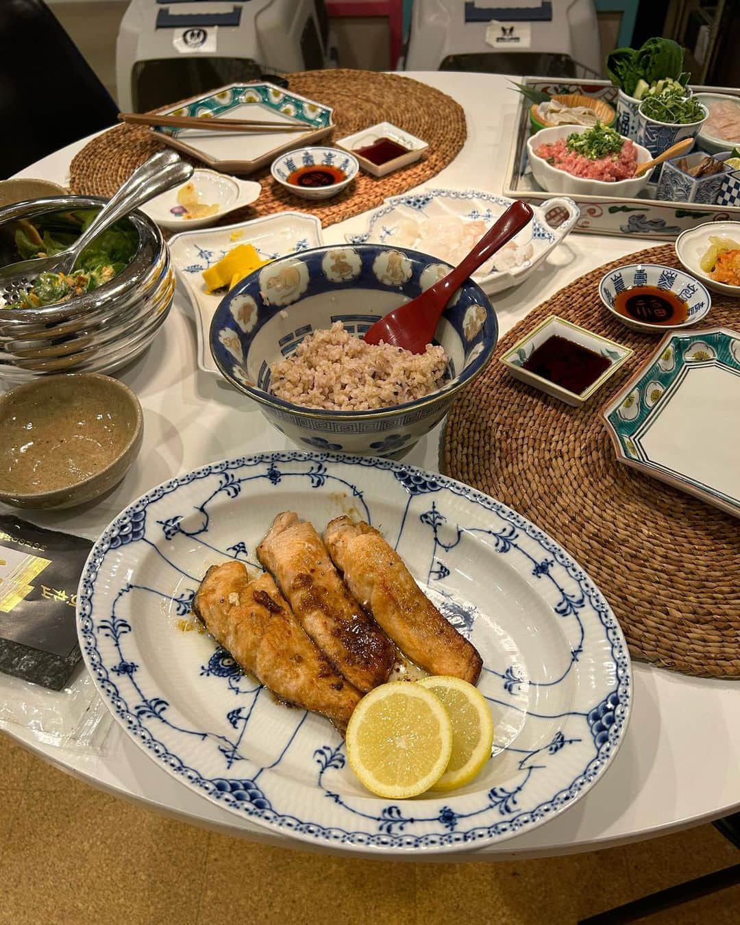 安藤優子さんのインスタグラム写真 - (安藤優子Instagram)「行ってきまーす。  本日はいろいろ仕事デー。  まずは東海テレビの取材を受けます。  シンプルなネイビーのセットアップで。  #エムフィル です。  お供は#hermes のオレンジバーキンです。  昨晩は手巻き寿司ナイト。  副菜というか、メインは秋鮭のムニエル。  そろそろ秋鮭の季節ですよね。  すっかり食の季節は秋ですが、なかなか気温がね。（笑）  そうだ、本日午後8時から、尊敬する素敵なスタイリストの大草直子さんと、インスタライブをさせていただきます。  私のこのアカウントでも同時配信させていただきます！  お時間がある方はぜひご覧くださいませ。  みなさまからのライブな質問にもできるだけお答えさせていただきたいと思っています。  またお時間の合わない方にはアーカイブにてご覧いただけるようにする所存です。  ではでは、みなさままた後ほどです！  #フレンチブルドッグ  #安藤優子」9月5日 12時50分 - yukoando0203