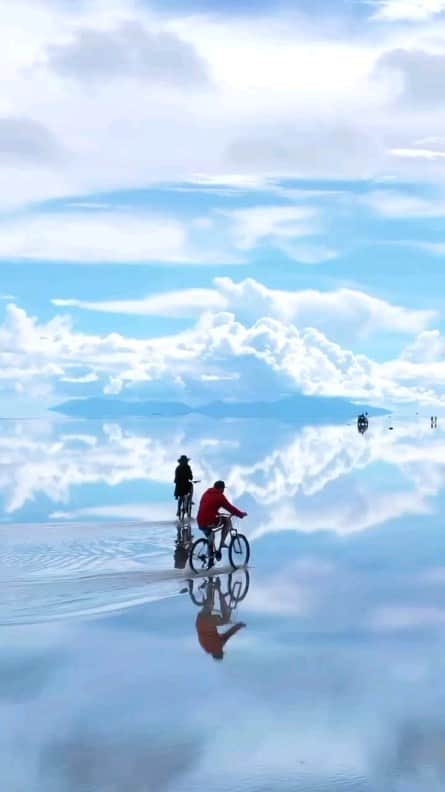 Padgramのインスタグラム：「Biking through the worlds largest salt flats at the start of wet season. Maybe the most surreal experience ever.   January can’t come soon enough.  📍Salar de Uyuni, Bolivia.  Credits 🎥@islayjoy  #pgdaily #pgstar#pgcounty #saltflat #planetgo#planet #planetearth #amazing #awesome #nature #southamerica #salardeuyuni #boliviatravel」
