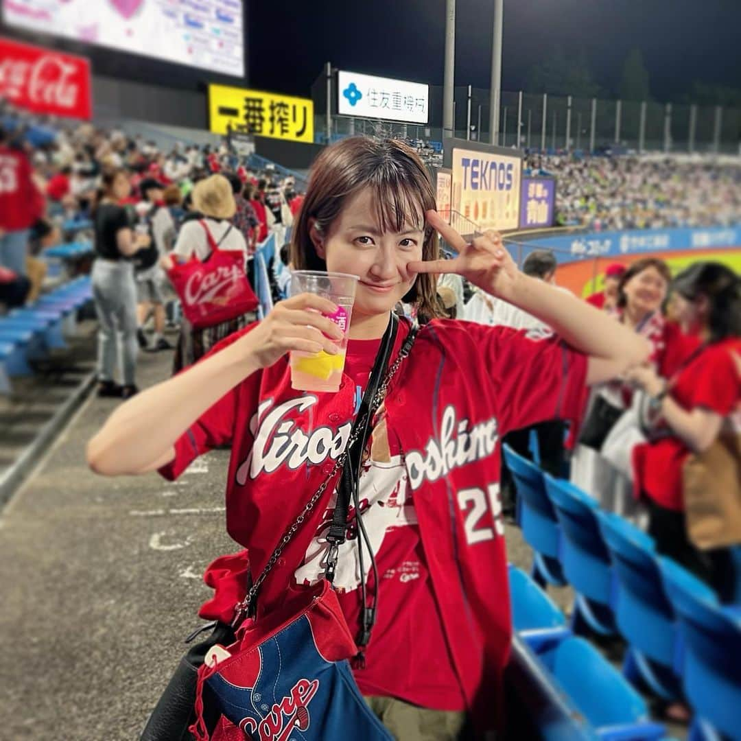 麻生夏子のインスタグラム：「本日、カープ県 @sptvcarp 担当します✨👍 今回で3回目☺️  子供の泣き声が途中入るかもですが… 私は自宅から参戦します！！🍼  写真は、今シーズン唯一行った神宮での写真。レモンサワー大きかったー🤣  #カープ #カープ戦 #神宮球場」