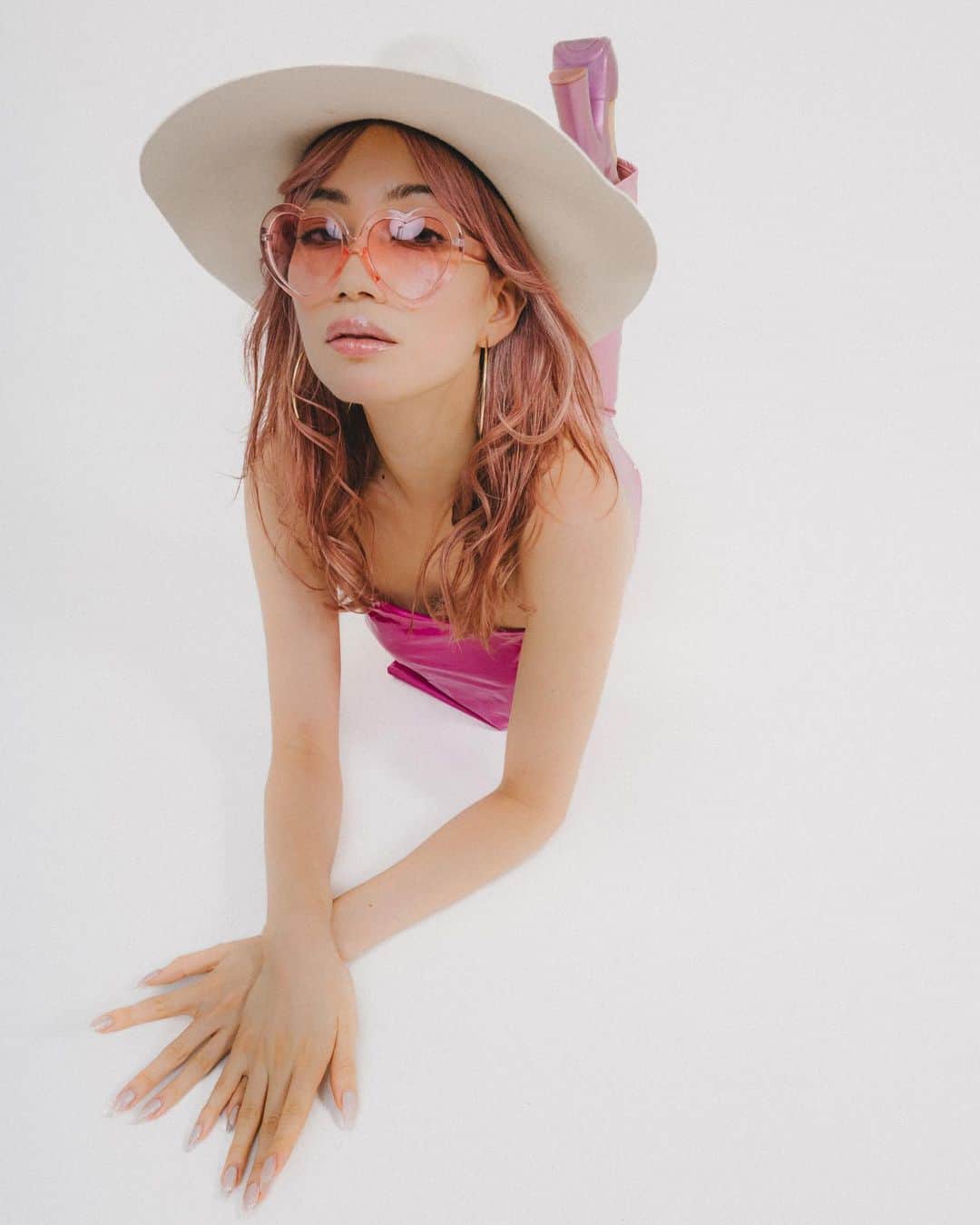 山本ソニアさんのインスタグラム写真 - (山本ソニアInstagram)「🫶🏻💕  Photographer @yoshitanaka1  Model & styling @soniann0505  Hair & make up @ayato_i_am   #pinkhair#tokyomodel#barbiestyle #ピンクヘアー #modelshoot」9月5日 12時52分 - soniann0505