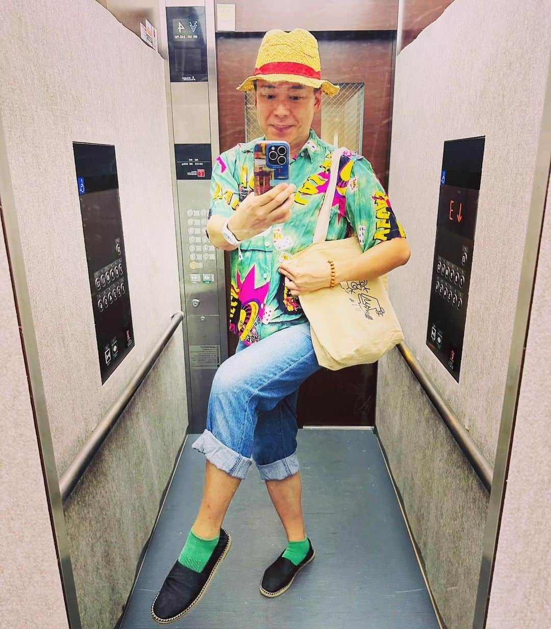 美川憲二さんのインスタグラム写真 - (美川憲二Instagram)「今日の私服でおま😉✌️✨✨✨✨✨✨✨  今日は、夏のリゾートコーデ🏝️ まだまだ暑いので🥵💦💦 グリーンの派手派手シャツに麦わら帽子👒見せ靴下もグリーンで合わせてみまちた😃💡💡  今日は、これから本業のお仕事‼️ 生のステージよ〜😙🎤✨✨✨✨✨✨✌️  都内港区まで、行ってきまーす🚃💨💨☀️🌈🌈😄✌️ #私服 #ootd  #リゾートコーデ  #麦わら帽子 #見せ靴下グリーン #今日は本業のお仕事  #生のステージ #行ってきます #美川憲一 #美川憲二 #ヒデコフランセスカ #オネェ系 #ものまね」9月5日 13時07分 - mikawakenji