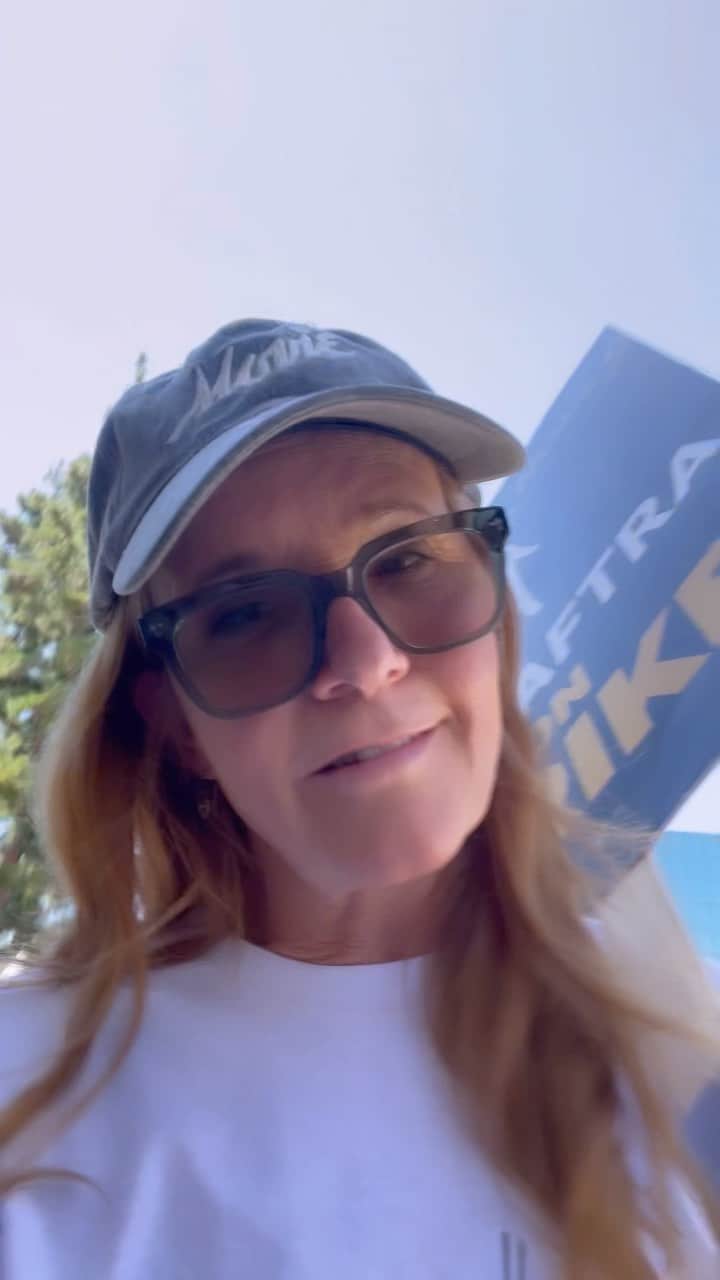 リー・トンプソンのインスタグラム：「I hope you had a great #laborday l feel that I owe so much to the folks who fought for workers rights. Unions built the middle class of this country. Folks fought and died for our ability to negotiate and bargain collectively. My beloved father Rob E was a #Wobblie. The international workers of the world. He instilled this passion in me. I am #grateful to pay dues to 3 unions. And to have had the luck to work hard and long for 42 years. #unionstrong #sagaftramember #dga #actorsequitymember oh and I had a rocking #bbq」