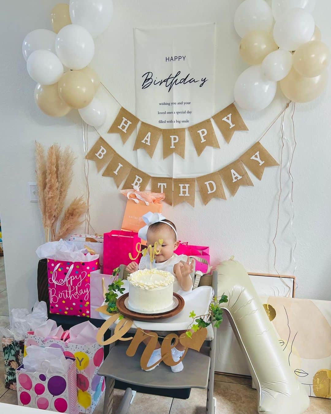 宮崎沙矢加のインスタグラム：「Happy birthday our cutie pie👶🏼🤍🎂💕✨🎉We were able to celebrate her birthday with family and an amazing friends together♥️ Thank you for coming and  celebrate  Michelle's Birthday!!! It was an unforgettable day. . . . ミシェルの初めてのお誕生日🎂🤍沢山の人が来てくれて一緒にお祝いできて幸せすぎる時間でした🥹🫶🏽 一先ず無事におわりほっとしております😆✨ 楽しみにしていたスマッシュケーキは急にお上品すぎて😂👶🏼🎂全然ぐちゃぐちゃにしてくれずw でも皆んなで食べれたからよかったです🤍オーダーケーキにしといてよかったです🤍 そのかわりカップケーキ🧁を鼻につけたりして可愛いすぎた💓 明日からはバースデートリップなのでそちらも楽しみ💎 #firstbirthday #oneyearold #birthdaycake #birthdaygirl #お誕生日　#一歳誕生日 #バースデー」