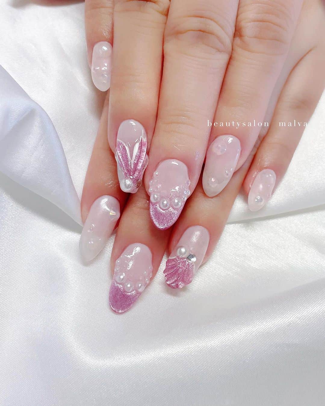 nailsalon malva（ネイルサロンマルヴァ）のインスタグラム：「ハンドもフットも【おしゃれペイント220】でご予約可能🧜‍♀️ ジェルアートの立体感が可愛さ増し増しに🩷 ⁡ ⁡ ⁡ ↪︎ ネイルのケアと保証期間 ⁡ malvaのネイルはドライケア、カットスタイルも込みです。 保証期間は約4週間となります（※ご新規様は3週間となります）。 ⁡ ＿＿＿＿＿＿＿＿＿＿＿＿＿ ⁡ ⁡ 𝐛𝐞𝐚𝐮𝐭𝐲𝐬𝐚𝐥𝐨𝐧 𝐦𝐚𝐥𝐯𝐚⠀ 📍明治神宮前駅｜原宿駅　徒歩𝟑分 ⠀ 💬ご予約やお問い合わせ 𝐋𝐈𝐍𝐄から承っております @ 𝐦𝐚𝐥𝐯𝐚 ⁡ お気軽にご連絡ください♡ ⁡ ⁡ ＿＿＿＿＿＿＿＿＿＿＿＿＿＿ ⁡ ▸ジェルネイル｜スカルプ｜ネイルケア ▸まつげカール｜まつげエクステ｜ワンホンエクステ ▸ハーブよもぎ蒸し ▸ワックス脱毛 ⁡ \ アシスタント募集中💁‍♀️ / ⁡ ▸リモート可オンラインの画像動画制作アシスタント ▸サロンワーク全般アシスタント ⁡ ⁡ #マーメイドネイル #ぷっくりネイル #人魚ネイル  #マーメイドシェルネイル #malva #malvaネイル  #マグネットネイル #夏ネイル  #3dネイル #原宿ネイル #クリアネイル  #表参道ネイル #東京ネイルサロン　#明治神宮前ネイル #新宿ネイル #千駄ヶ谷ネイル  #harajukunails #tokyonails #tokyonailsalon ⁡」