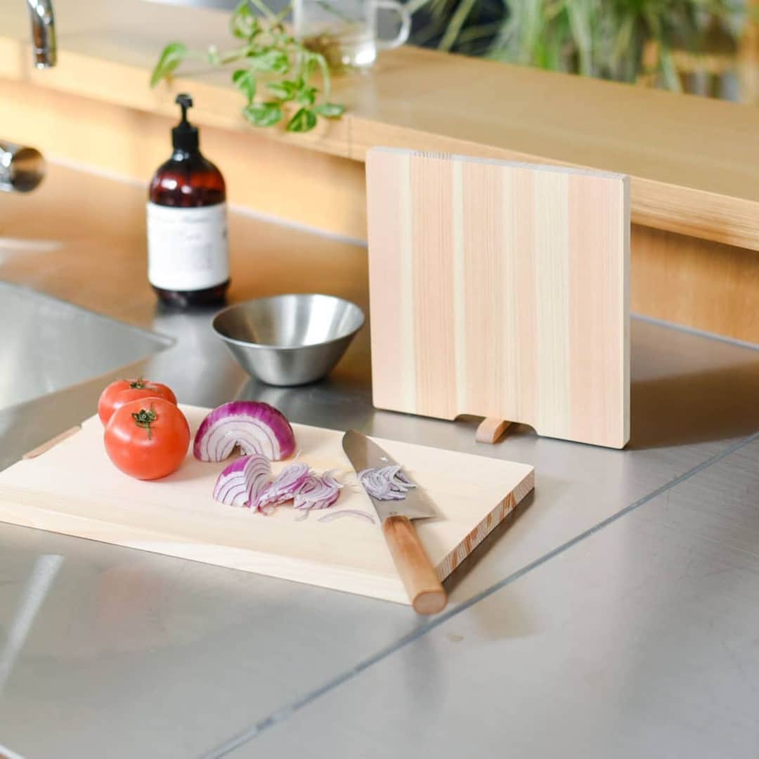 北欧、暮らしの道具店さんのインスタグラム写真 - (北欧、暮らしの道具店Instagram)「料理中の使い勝手ばつぐん！ 自立するスタンド付き「木のまな板」 . - - - - - - - - - - - -  木製でも気負わず使える ヒノキのまな板が入荷しました◎  このまな板の最大の特徴は 「スタンド付き」であること。 キッチンの作業台が狭くて、 まな板を広げておくと次の作業ができない。 そんなときにちょっと立てておけるんです。  こだわりの「軽さ」も嬉しいところ。 木のまな板は重たいというイメージがありますが、 ひょいっと女性でも軽々持てるちょうど良い厚みです。  食材を切ってお鍋に入れるとき、 調理途中にサッと拭き掃除したいとき、 洗うときなど使いやすいよう設計されています。  素材の「四万十ひのき」は、 まな板にぴったりの木なのだそう。 油分を多く含み、抗菌・抗カビ効果が高いのです。 水はけもいいため、乾きもはやく長持ちします。  包丁のあたりも優しく、心地よいひのきの香り。 まな板自体に魚やお肉の匂いがつくのも 防いでくれるんです。  しっかりメインとして使える「レギュラー」と 1人暮らしの方や、サブの一枚におすすめの「スクエア」 2種類のサイズをご用意しました。  このまな板が、365日、いつでも頼れる キッチンの相棒のような存在になったら嬉しいです。  ーーー 掲載のアイテムはこちら▼ ーーー . ☑︎ひのきのまな板・スタンド付き  🎁「クラシ手帳2024」プレゼントキャンペーン実施中！お買いものいただいた方全員に、当店オリジナルの手帳を無料でお届けいたします。 . ▶︎ プロフィールのリンクから、お値段・サイズなど詳しい情報をご覧いただけますよ。→@hokuoh_kurashi . #kitchen#kitchendesign#kitchenware#food#foodstagra#キッチン#キッチン雑貨#台所#ごはん#朝ごはん#ひのきのまな板#まな板#調理器具#ランチ#夜ごはん#ディナー#料理#シンプル#シンプルライフ#シンプルデザイン#暮らしを楽しむ#日々の暮らし#北欧#暮らし#北欧暮らしの道具店」9月5日 13時00分 - hokuoh_kurashi