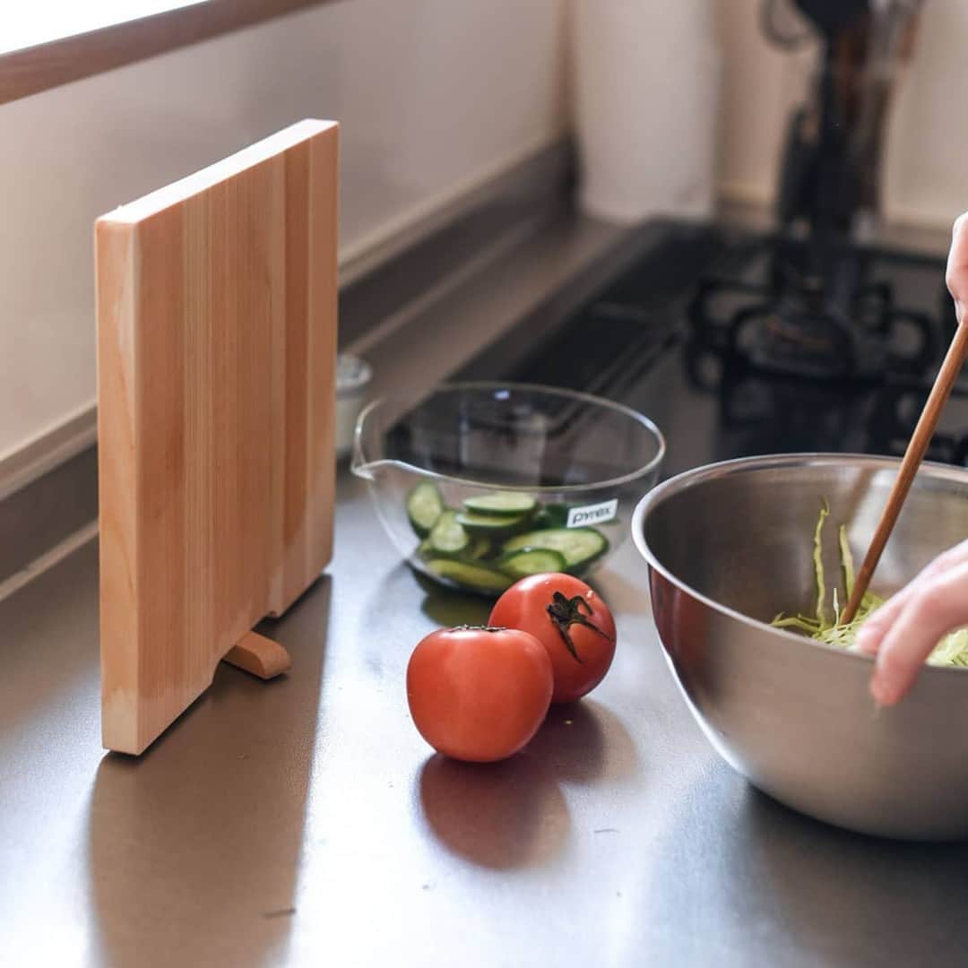北欧、暮らしの道具店さんのインスタグラム写真 - (北欧、暮らしの道具店Instagram)「料理中の使い勝手ばつぐん！ 自立するスタンド付き「木のまな板」 . - - - - - - - - - - - -  木製でも気負わず使える ヒノキのまな板が入荷しました◎  このまな板の最大の特徴は 「スタンド付き」であること。 キッチンの作業台が狭くて、 まな板を広げておくと次の作業ができない。 そんなときにちょっと立てておけるんです。  こだわりの「軽さ」も嬉しいところ。 木のまな板は重たいというイメージがありますが、 ひょいっと女性でも軽々持てるちょうど良い厚みです。  食材を切ってお鍋に入れるとき、 調理途中にサッと拭き掃除したいとき、 洗うときなど使いやすいよう設計されています。  素材の「四万十ひのき」は、 まな板にぴったりの木なのだそう。 油分を多く含み、抗菌・抗カビ効果が高いのです。 水はけもいいため、乾きもはやく長持ちします。  包丁のあたりも優しく、心地よいひのきの香り。 まな板自体に魚やお肉の匂いがつくのも 防いでくれるんです。  しっかりメインとして使える「レギュラー」と 1人暮らしの方や、サブの一枚におすすめの「スクエア」 2種類のサイズをご用意しました。  このまな板が、365日、いつでも頼れる キッチンの相棒のような存在になったら嬉しいです。  ーーー 掲載のアイテムはこちら▼ ーーー . ☑︎ひのきのまな板・スタンド付き  🎁「クラシ手帳2024」プレゼントキャンペーン実施中！お買いものいただいた方全員に、当店オリジナルの手帳を無料でお届けいたします。 . ▶︎ プロフィールのリンクから、お値段・サイズなど詳しい情報をご覧いただけますよ。→@hokuoh_kurashi . #kitchen#kitchendesign#kitchenware#food#foodstagra#キッチン#キッチン雑貨#台所#ごはん#朝ごはん#ひのきのまな板#まな板#調理器具#ランチ#夜ごはん#ディナー#料理#シンプル#シンプルライフ#シンプルデザイン#暮らしを楽しむ#日々の暮らし#北欧#暮らし#北欧暮らしの道具店」9月5日 13時00分 - hokuoh_kurashi