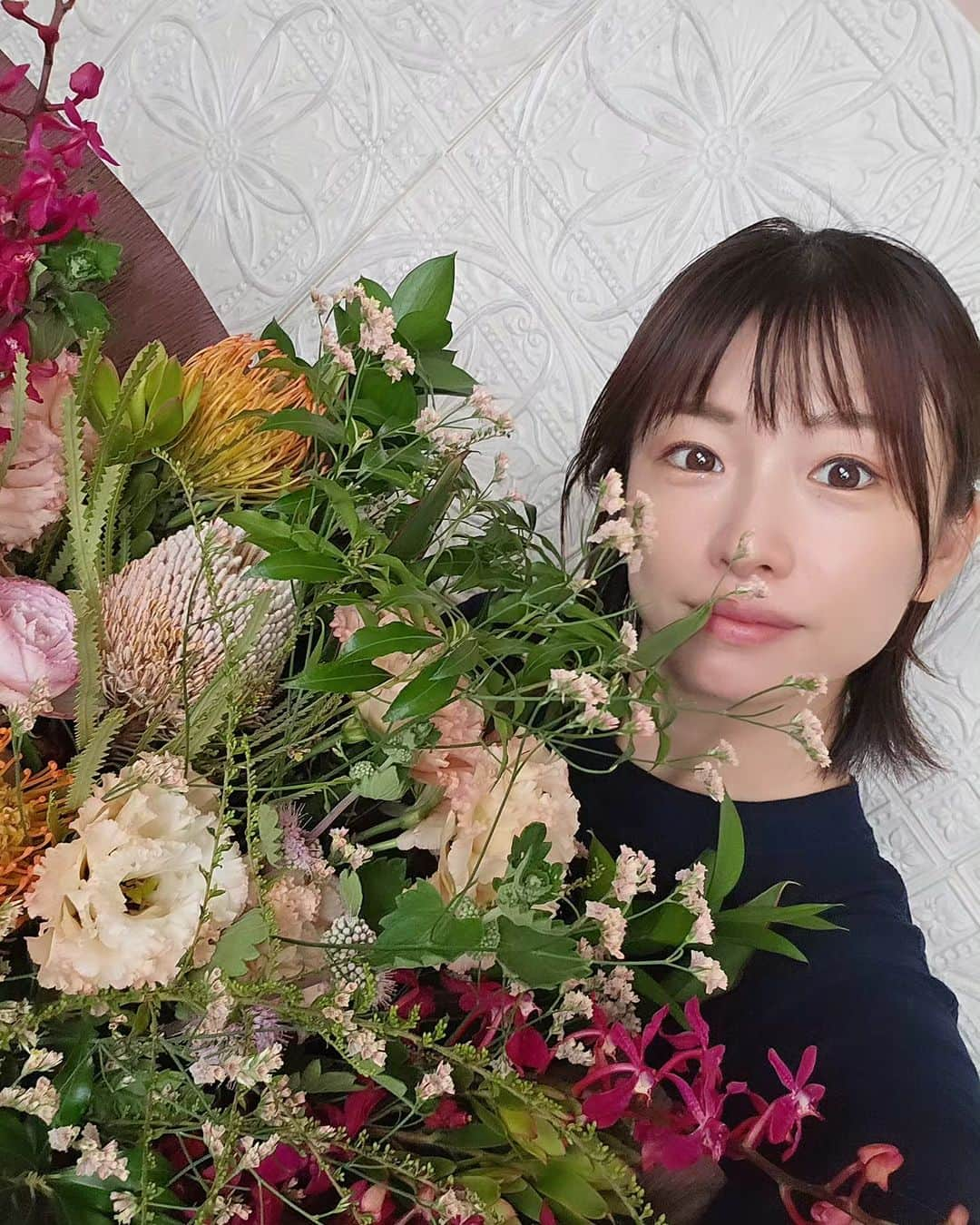 高見こころのインスタグラム：「画角に収まりきらない程の大きくて美しい花束💐  数年ぶりにファンの方にもお会い出来て嬉しかったな😻  消えかかってた心の炎がポッと再熱したような、そんな時間を過ごせて幸せでした。  この子を飾る大きな花瓶を買いに行こう♪  #映画はこぶね #シネリーブル梅田 #舞台挨拶 #数年ぶりに #再熱 #心を燃やせ #花束 #花のある暮らし」