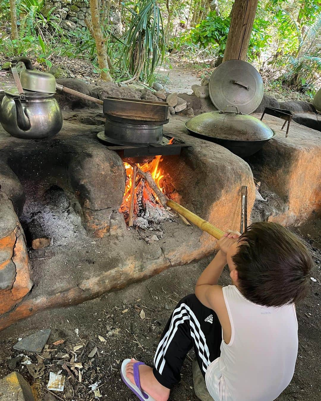 宮内知美さんのインスタグラム写真 - (宮内知美Instagram)「夏休みに 僕が1番行きたかった場所へ なんとか強行できてよかった。 まずは食事の準備をしてから シュノーケルしたり 川で遊んだり レゴはやらないのに 川の水のシャワーで道を作って、 泥団子工場を建設？　したり✨  ランニングのまま走り回って 蚊にもさされず過ごせる場所。  自然に感謝🌙  #自然教室 #携帯の電波もない場所  #5歳9ヶ月 #男児 #体力有り余ってる息子  #正解のない子育て #夜は波の音を聞きながら  #扉もない板の間で眠る #２回目のチャレンジ #アラフィフママ #湯シャンでも髪サラサラ #朝は蜘蛛の巣にやられた #私までたくましくなるよね」9月5日 13時15分 - tomomi_miyauchi