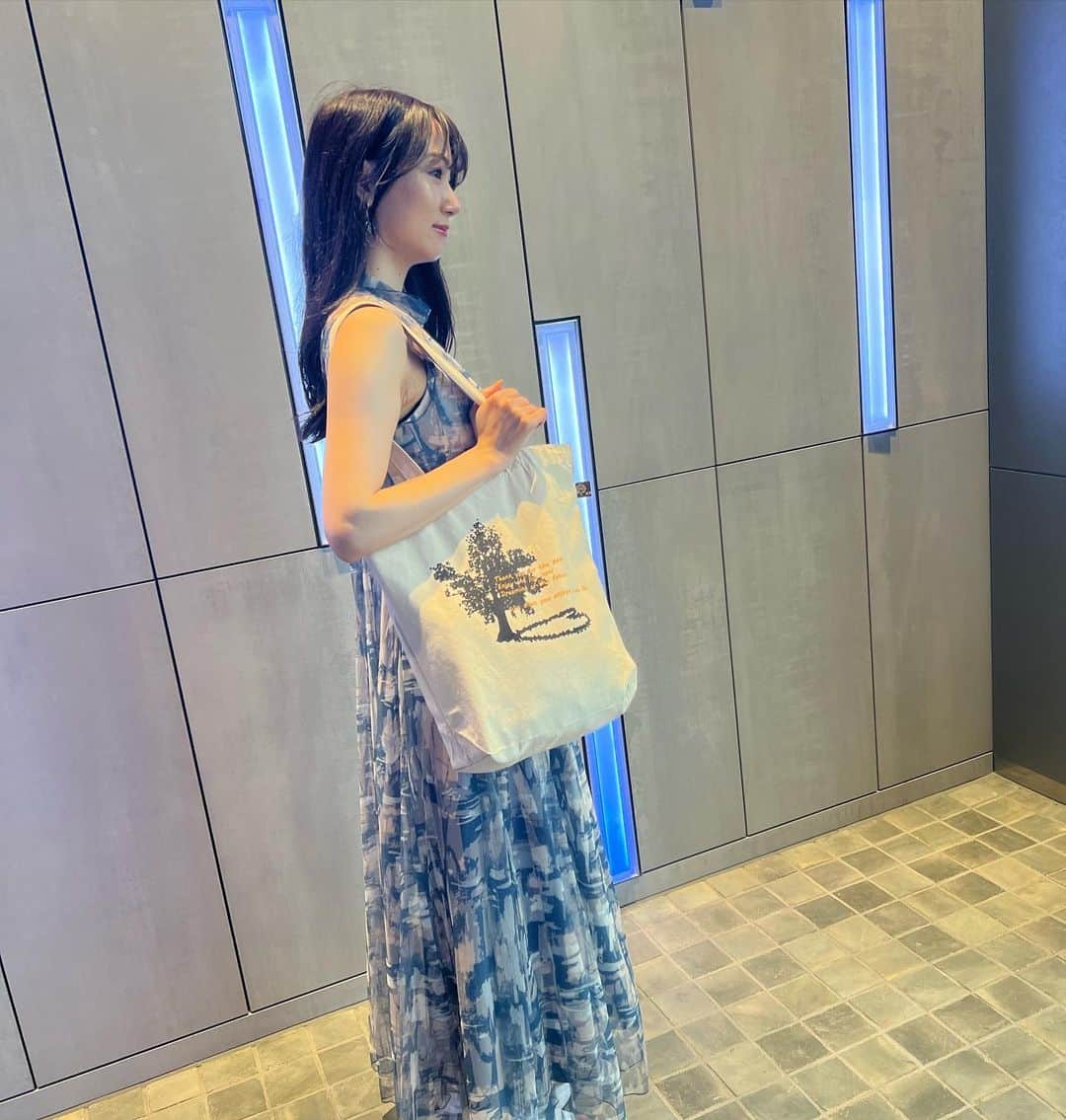 永山飛鳥のインスタグラム：「@n.v.montrom トートバッグもお気に入りで、春からずっと使ってる🌸 会社行く時や荷物多い日にめっちゃ役立つ✨かわいい♡」