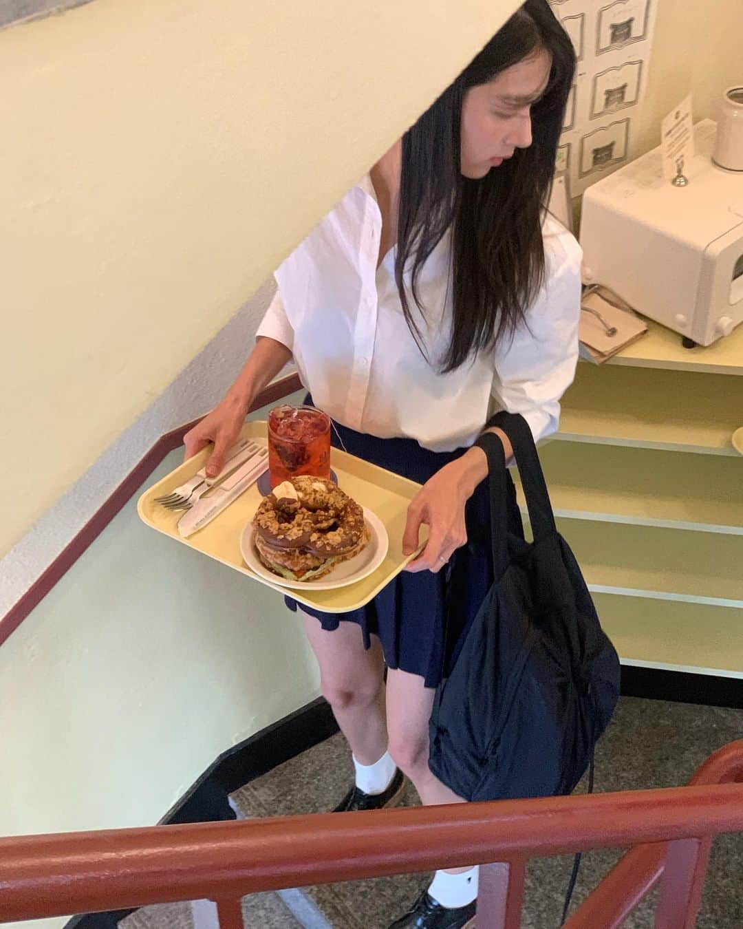 ミナ のインスタグラム：「요즘 성수동 스케쥴이 많아서 주마다 가는 중인데 스케쥴 사이 사이 새로운 카페 가는 재미가 있어요🥨  유튜브 제일 시작할 때 했던 첫 컨텐츠가 카페투어였는데🍰  그게 벌써 4년도 넘었다니..🫧 조만간 민하투어 한 번 떠나야겠어요🧚🏻‍♀️」
