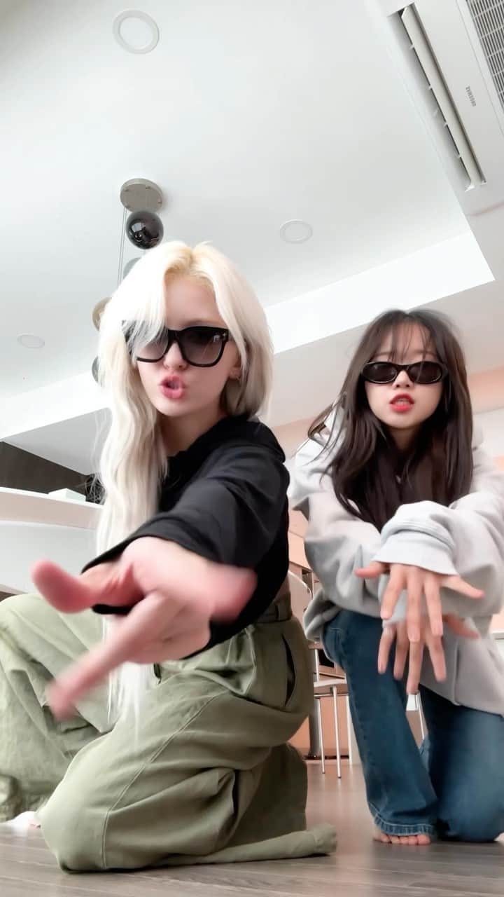 ソミのインスタグラム：「옛날이랑 똑같이 노는 우리 정말 좋닼ㅋㅋ #JEONSOMI x #CHOIYOOJUNG #WekiMeki #GoldGoldGoldChallenge  #전소미 #금금금 #GoldGoldGold #GAMEPLAN #JEONSOMI_GAMEPLAN_20230807 #최유정 #위키미키 #THEBLACKLABEL #더블랙레이블  @dbeoddl__」