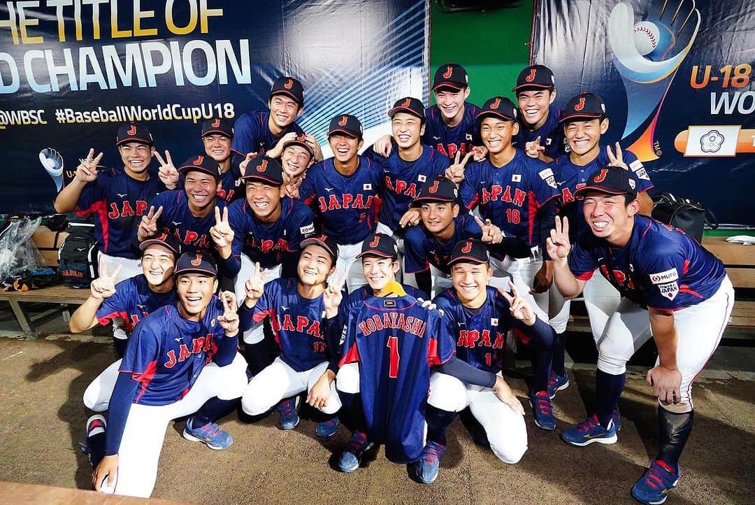 ベースボール専門メディア「Full-Count」のインスタグラム：「U-18 侍ジャパン🇯🇵 10-0 ベネズエラ🇻🇪  日本は4連勝でスーパーラウンド進出が決定👏  主将の #小林隼翔 内野手（広陵）が入院のため不在でしたが、全員野球で吉報を届けました💪  Photo by Yuji Arakawa  #侍ジャパン」