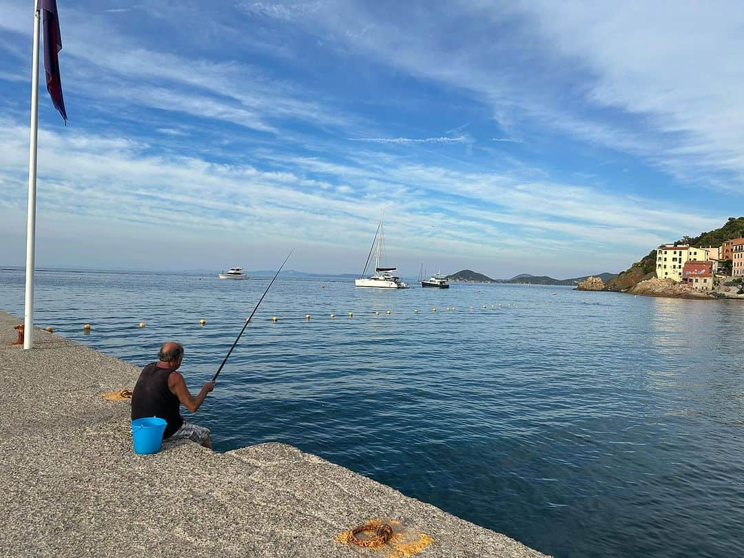 レイチェル・レイのインスタグラム：「Our last views and memories of Elba from Marciana Marina ieri sera ✨  This Labor Day weekend was the first I didn’t labor at all in years!  I’ve been working as hard and fast as I could since I was 12. @johnmcusimano and I truly had 4 wonderful days in Elba; it makes me cry how happy we have been here. I am so grateful to work hard, but what a gift to relax and breathe when we can.   Wishing everyone a Happy #LaborDay 🙏🏻」