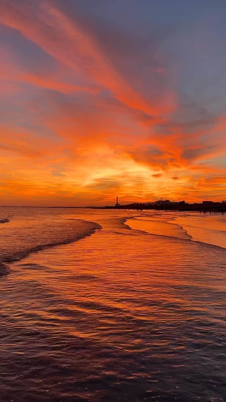 ルイス・コールのインスタグラム：「The last week has been full of ups and downs. Beautiful moments shared with Neo as he’s developing and learning so many new things, the most stunning sunset I’ve seen in months and laughs shared with friends amongst mourning a family loss and grief for a friend in pain. A reminder that life is never only beautiful or painful and that every day is a gift ❤️」