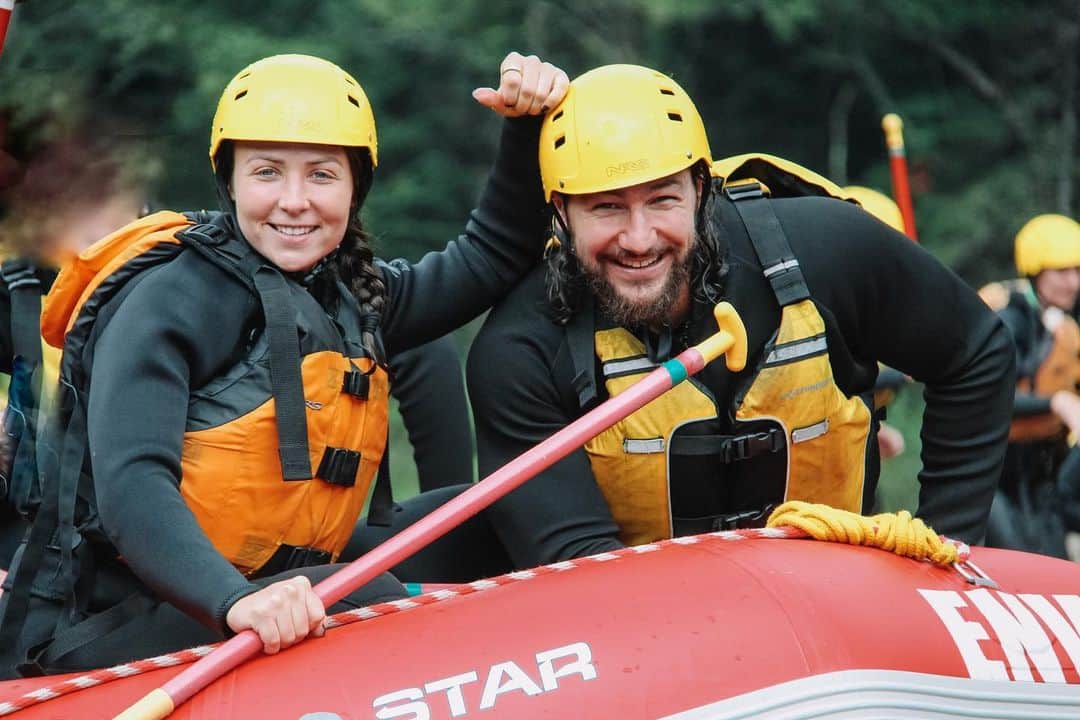 エマ（テニール・ダッシュウッド）のインスタグラム：「This was my first time white water rafting, and guess what? I loved it! (Even when the raft flipped) But I’m starting to think you all knew that I would 😜   Being out on the river in nature, with my best friend = the best!   @quebeccite @nouvellevaguerafting @riddickmoss」