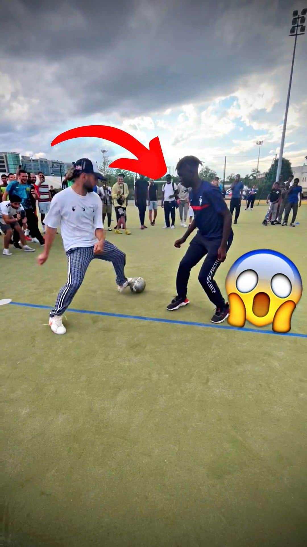 ショーン・ガルニエのインスタグラム：「Which was the best KO? 🤯🔥 too many talents🔥  #seangarnier #urbanball #football #freestyle #skills #1v1 #nutmeg」