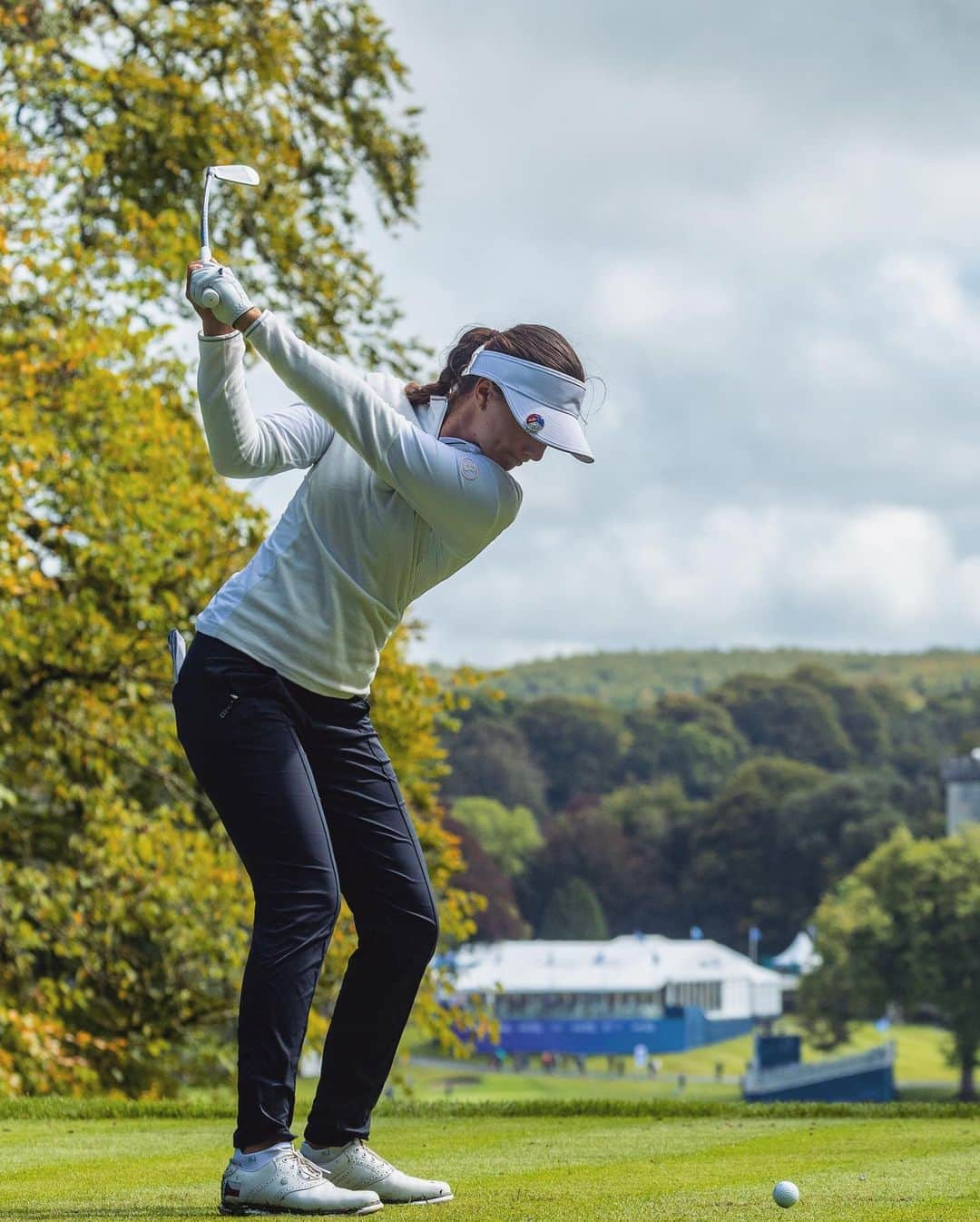 クララ・スピルコバのインスタグラム：「Once again🇮🇪⛳️ It’s hard to put last week into words.. was an amazing reunion with so many friends at Dromoland, who always make us feel like family.  Thank you @dromolandcastlehotel , @dromolandgolf and the @kpmgwomensopen for the best hospitality, warm hearts, crazy weather, beautiful nature, tasty food, lush grass, happy tears and the darkest beer.  Sean and I enjoyed every minute of our trip to Ireland! 🤩🫶  #top10finish #t8」