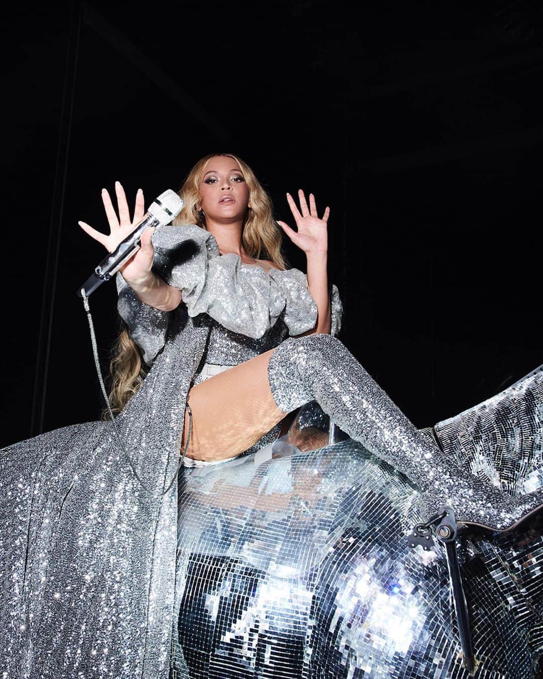 Destiny's Childさんのインスタグラム写真 - (Destiny's ChildInstagram)「Celebrating #Beyday in our chrome 🪩 Happy birthday @Beyonce 🤍 ♍️」9月5日 4時40分 - destinyschild