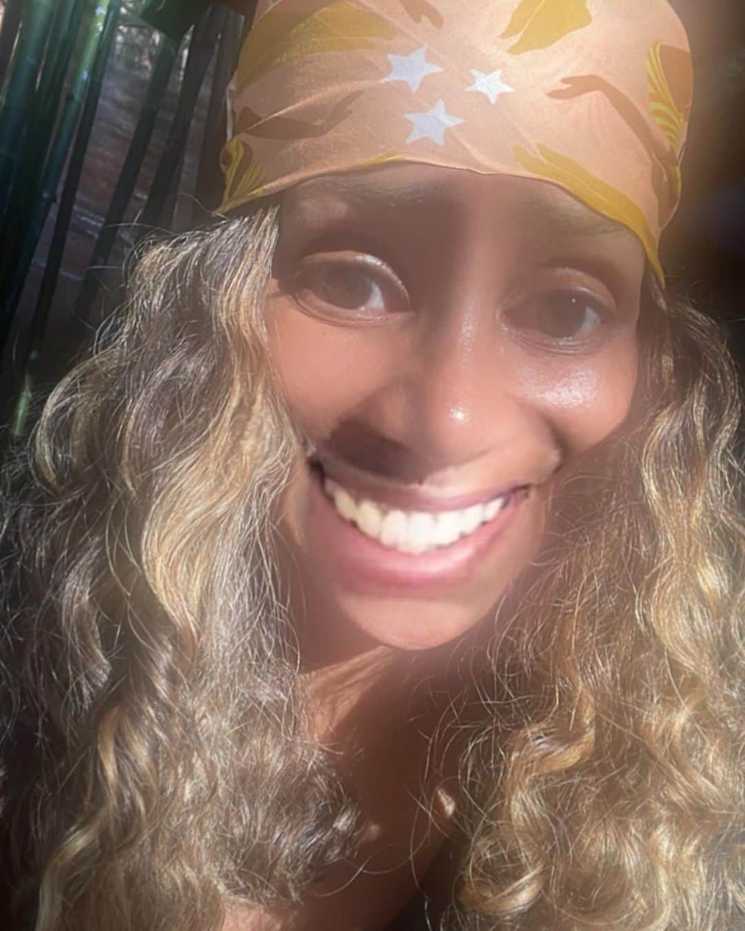 ハル・ベリーさんのインスタグラム写真 - (ハル・ベリーInstagram)「felt like being silly today 🤣🤣 get into these filters!! Happy Labor Day, everybody.」9月5日 4時38分 - halleberry