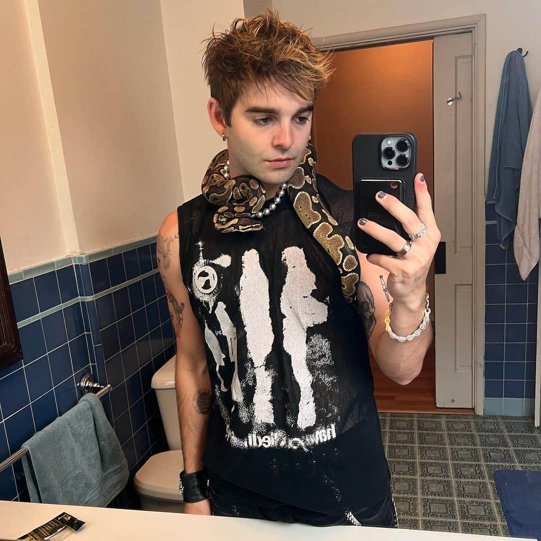 ジャック・グリフォーのインスタグラム：「Pearl girl 💋🐍」