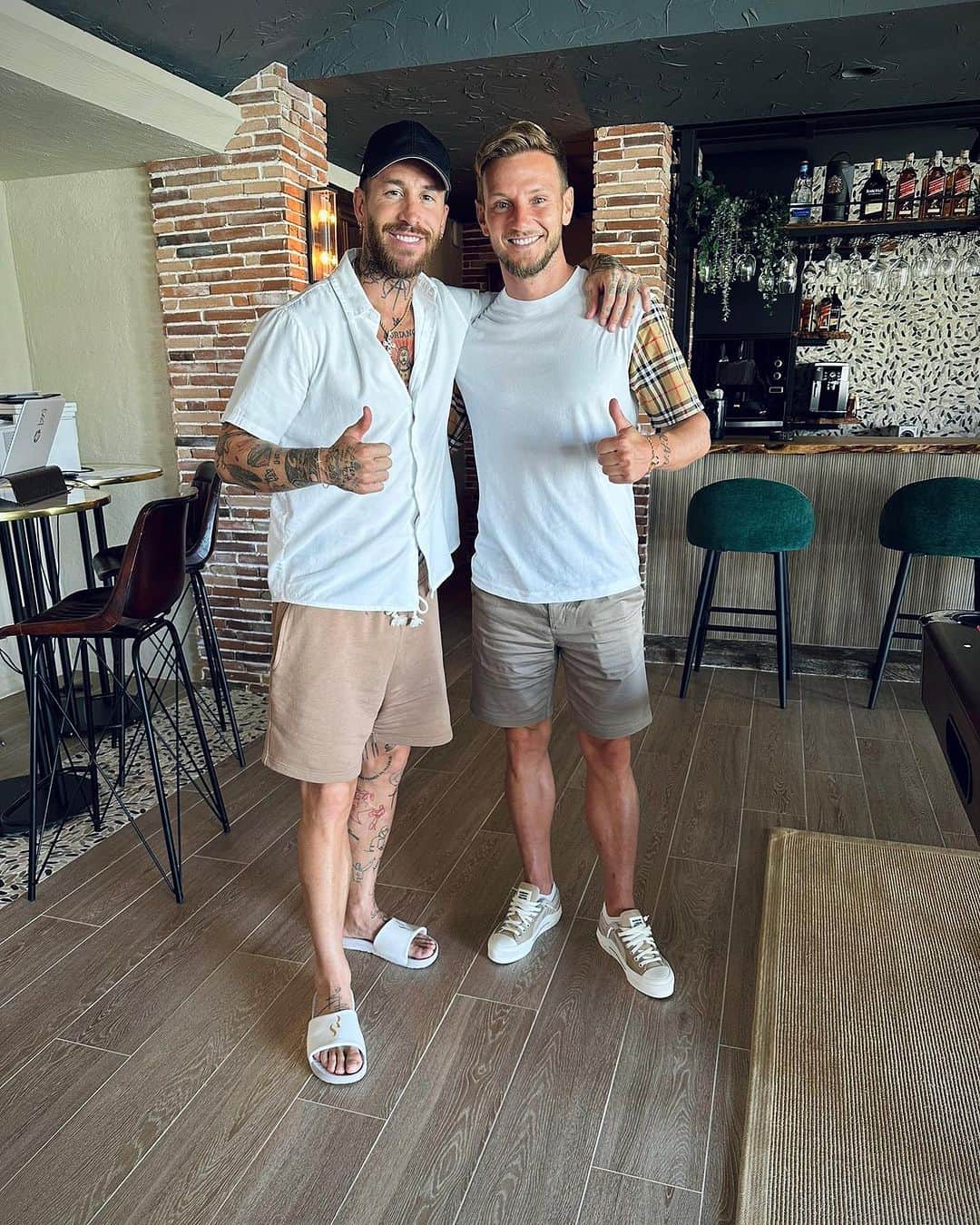イヴァン・ラキティッチのインスタグラム：「Bienvenido a casa @sergioramos ⚪️🔴🏟️🙏🏼  #rakitic #sevillafc  #wearesevilla」