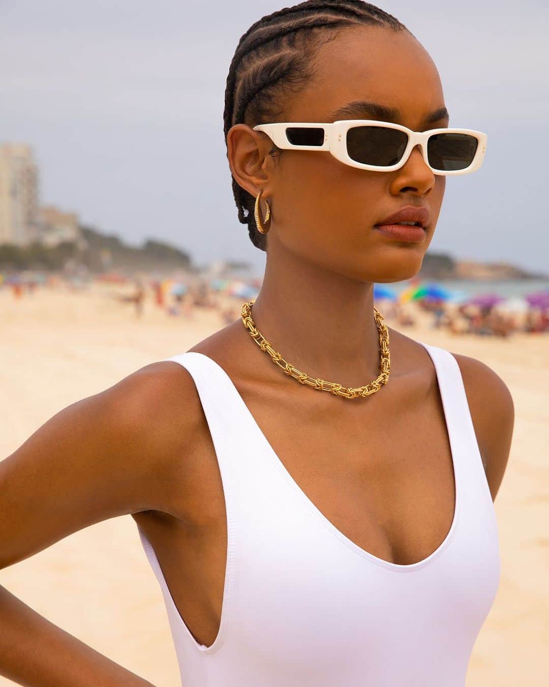 リンダ ファローのインスタグラム：「Trust in #Talita  The slim rectangular sunglasses carry a cut out lens detail on the arm for a contrasting finish  Discover the collection at www.lindafarrow.com」