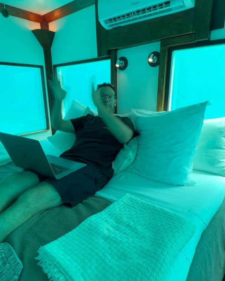 ティモシー・サイクスのインスタグラム：「I hope you’re having a great #laborday and enjoying the day off from the #stockmarket but I also hope that you’re taking some time to study no matter where you are! I’m LOVING this underwater hotel room at @themantaresort as it’s quickly become one of my favorite places in the world — how beautiful is this room?! Tag someone you would take here and let this post be your #dailymotivation because we live in the most amazing time in the history of the world so study/work hard to bully our dream life and #exploremore like I am so blessed to be able to do! #underwaterhotel #mantaresort #laptoplifestyle #underthesea #jewblue」