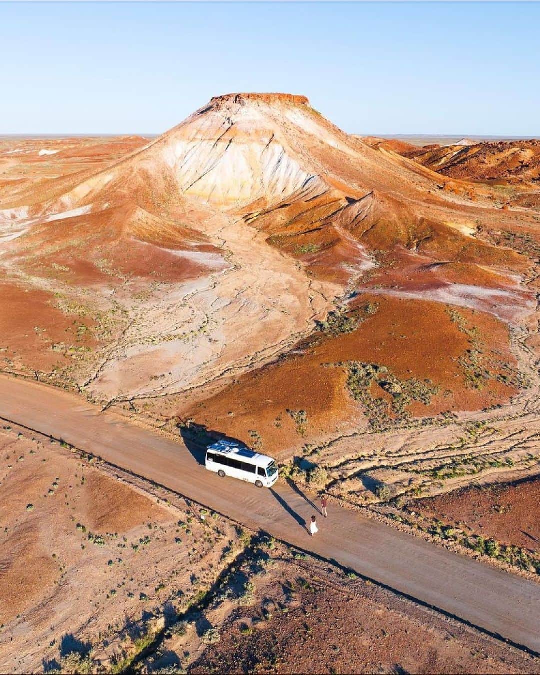 Australiaさんのインスタグラム写真 - (AustraliaInstagram)「Damn, @southaustralia, you're out of this world! 😉🚀 Captured here by @tourist_thebus, you'd be forgiven for thinking you've landed on Mars, but thankfully this other-worldly landscape is a little closer to home! Hidden on the outskirts of the quirky underground town of #CooberPedy, this spot is located in the Kanku-Breakaways Conservation Park, where you’ll find 15,000 hectares of incredible arid scenery and a variety of wildlife. Who's ready for take off? 🙋‍♀️ #SeeAustralia #ComeAndSayGday #SeeSouthAustralia」9月5日 5時00分 - australia