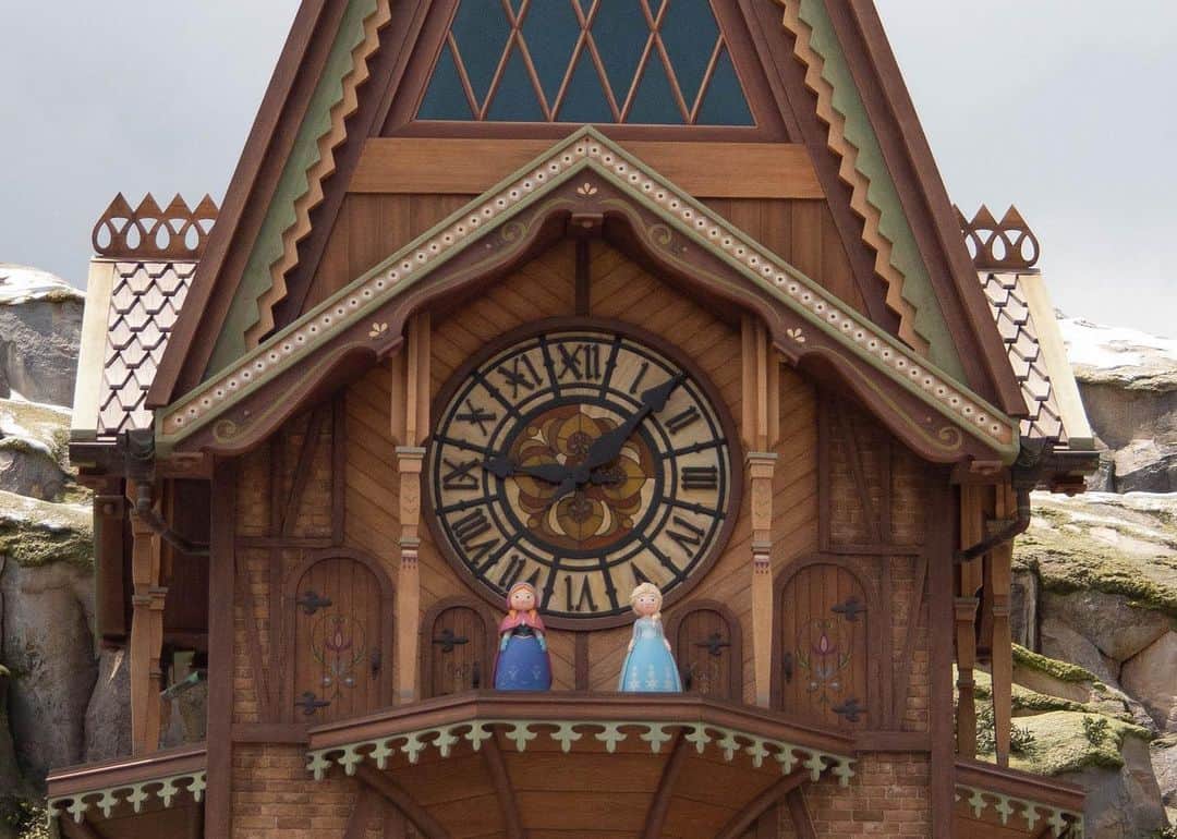 ウォルト・ディズニー・アニメーション・スタジオズさんのインスタグラム写真 - (ウォルト・ディズニー・アニメーション・スタジオズInstagram)「Tick tock...tick tock…Just watching the hours tick by until we can share more from World of Frozen at @HKDisneyland 👀❄️ Head over to the Disney Parks Blog for a peek at all things to come this week on the #RoadToDD23 (link in bio)!」9月5日 5時04分 - disneyanimation