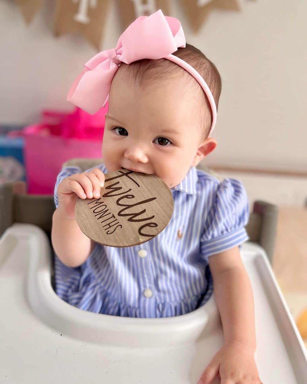 宮崎沙矢加のインスタグラム：「Happy Birthday my little princess  Michelle🤍I can't even believe that She already turned 1yr old today🎂👶🏼💕You grow up too fast for me.But l'm so proud of you!!!I can't wait to make more special memories with my daughter💓💓💓 . . . 今日でミシェル一歳🤍産まれてから今日まで365日毎日ずーっと可愛かった👼💕💕💕　 本当可愛いすぎるミニプリンセスです🤍 自分で選んだドレス👗を着て嬉しそうな姿が何だか赤ちゃんから少しずつ卒業していく様で大人の階段をこうやって一歩ずつ登っていくのよね~🥹(←早い？w)と思うと 寂しかったり🥲もするけど、色んなことが出来るようになってきて将来が楽しみにもなってきたりする♥️ とにかくお誕生日🎂期間中いつもよりもお姫様気分でいてもらう為に裏方頑張ります😂🫶🏽 #firstbirthday #oneyearold #birthdaygirl #happybirthday #祝一歳」