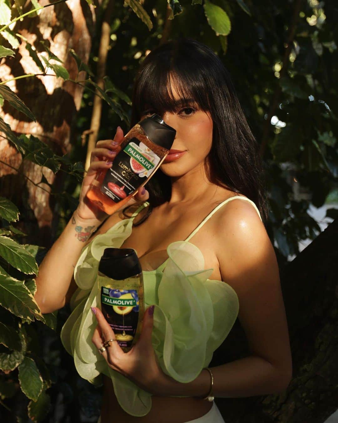 Gabriela Salesのインスタグラム：「Nutrir corpo e mente! Essa é a proposta da nova linha Luminous Oils de @palmolivebrasil, que foi desenvolvida inspirada na natureza! São 2 novos sabonetes líquidos que possuem em sua fórmula extratos de origem natural, fragrância biodegradável, além da infusão de azeites botânicos. São duas versões, a de Abacate e Íris e a de Orquídea Branca e Figo que vão deixar nosso momento do banho ainda mais relaxante, além da nossa pele mais nutrida, luminosa e radiante!  Estou apaixonada! Quem já experimentou? #PalmoliveLuminousOils 🌱🍃💚p u b l i」