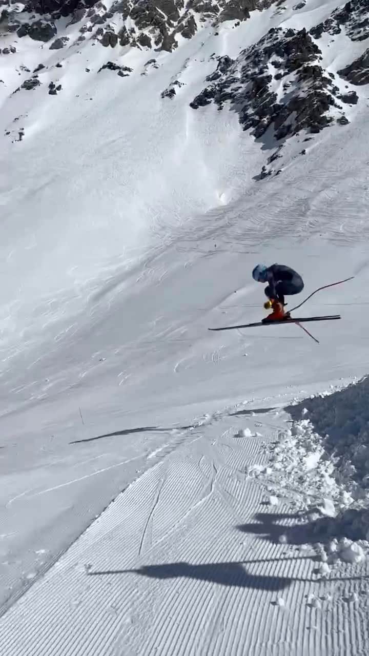 ミカエラ・シフリンのインスタグラム：「Taking a small hiatus from camp in Chile (while it snows 80,000,000 cm at @skiportillo) 😅🤪 but had so much fun with my speed teammates and my team and will be back at it on the long boards again 🔜! 🫠 #weareskiing #stifelusskiteam」
