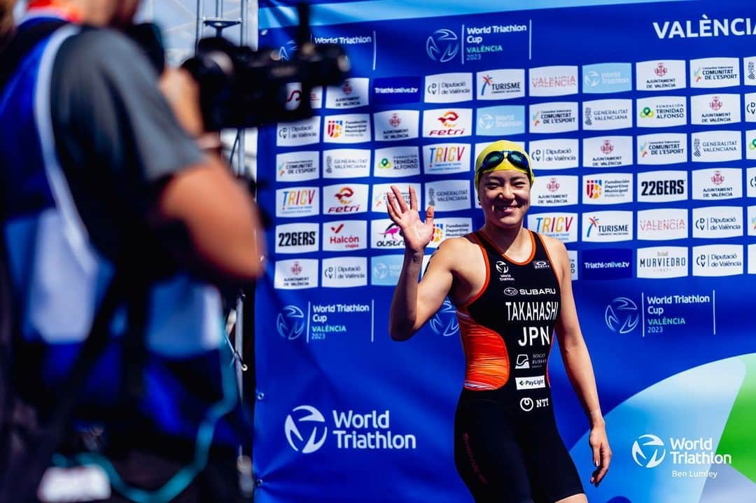 高橋侑子のインスタグラム：「P8 at Valencia World Cup last weekend 🙂 Happy to have a solid race after DNF at the test event. Keep working 💪 Next up, French GP with the pink panthers @trivaldegray 🖤🩷💛  📷 @worldtriathlon @benlumleyphoto   先週末のバレンシアでのワールドカップは8位でした🇪🇸 ランの最後もうひと踏ん張りしたかったところですが、スイムとバイクから良い流れでレースが出来ました。良いステップにしてまた次に進みます！次は連戦でフレンチグランプリに出場します。 #トライアスロン」